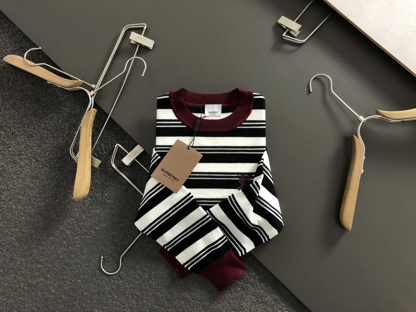 NO:660932,BBR*fitted version M-XXXl  The 2025 autumn and winter trendy cardigan is mainly decorated with red, white and black jacquard embellishments. It cleverly incorporates three-dimensional drum wave technology and knight logo elements to break the monotony of traditional woolen sweaters and highlight individuality and uninhibitedness. The three-dimensional tailoring fits the body shape and the design is neat and stylish. It can easily lengthen the leg lines and create a casual and free look.  Casual style. High-quality fabrics are stiff and wear-resistant, breathable and comfortable, suitable for daily outings or light outdoor scenes. Detailed webbing embellishments add a fashionable texture. Whether it is a casual look with T-shirts and jeans, or a mixed style, it can be easily controlled. It is an indispensable fashion item in the autumn and winter transition seasons.  Available now for sale M-XXXL,,jeans,tees,t-shirt, 19860909BBR*合身版型M-XXXl 2025秋冬潮牌羊毛衫,以红白黑三色提花点缀为主调,巧妙融入立体鼓波工艺搭配骑士logo元素,打破传统羊毛衫的单调感,彰显个性与不羁.立体剪裁贴合身形,设计利落有型,轻松拉长腿部线条,打造随性洒脱的休闲风格.优质面料挺括耐磨,兼具透气性与舒适感,适合日常出街或轻户外场景.细节织带点缀,增添时尚质感,无论是搭配T恤牛仔裤的休闲look,还是叠的混搭风,都能轻松驾驭,是秋冬过渡季不可或缺的时尚单品. 现货发售发售M-XXXL,,jeans,tees，t-shirt, ,Men's clothing