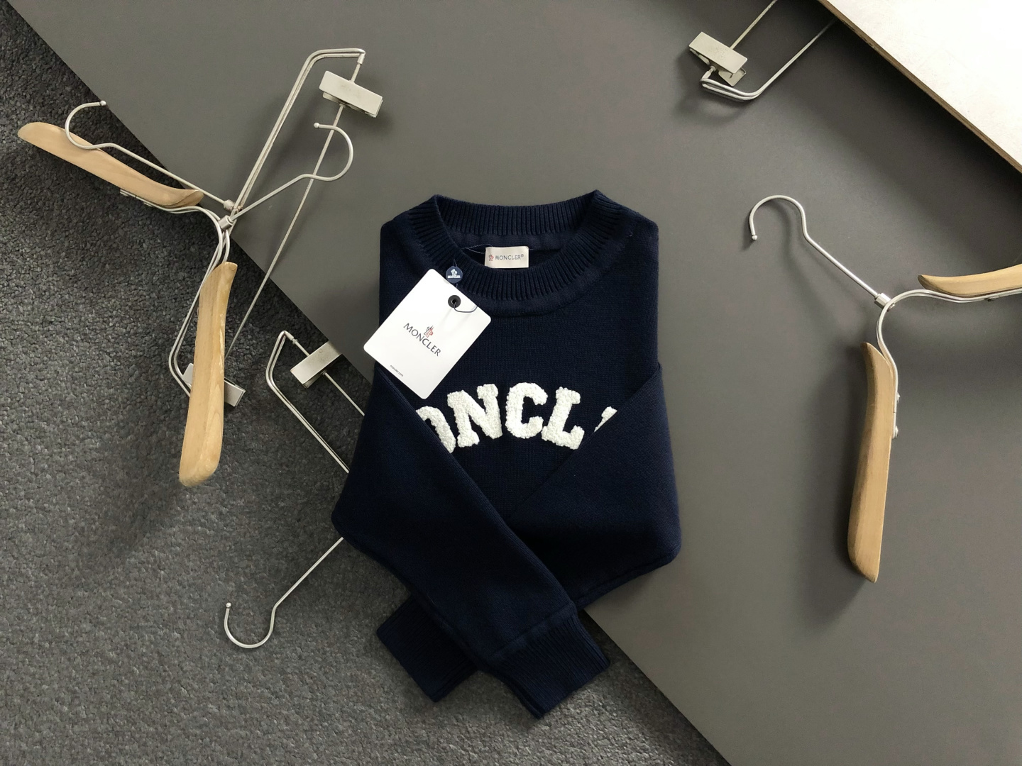 NO:660936,Mon*fitted fit S-Xl  The 2025 autumn and winter trendy brand wool sweater is mainly decorated with black and gray double-layer edge jacquard elements, and cleverly incorporates armband matching elements to break the monotony of traditional wool and highlight individuality and uninhibitedness. The three-dimensional tailoring fits the body shape, and the design is neat and stylish, easily elongating the leg lines, creating a casual and free casual style. Excellent  The high-quality fabric is comfortable and warm, has both thermal insulation and comfort, and is suitable for daily outings or light outdoor scenes. The triangular jacquard embellishment on the back adds a fashionable texture. Whether it is a casual look with a T-shirt and jeans, or a layered mix and match style, it can be easily controlled. It is an indispensable fashion item in the autumn and winter transition seasons.  Spot color: black, beige, jeans, tees, t-shirt,  19860909Mon*合身版型S-Xl 2025秋冬潮牌羊毛衫,以黑灰双层边缘提花元素点缀为主调,巧妙融入袖标搭配元素,打破传统羊毛的单调感,彰显个性与不羁.立体剪裁贴合身形,设计利落有型,轻松拉长腿部线条,打造随性洒脱的休闲风格.优质面料舒适保暖,兼具保温性与舒适感,适合日常出街或轻户外场景.细节后背三角提花点缀,增添时尚质感,无论是搭配T恤牛仔裤的休闲look,还是叠的混搭风,都能轻松驾驭,是秋冬过渡季不可或缺的时尚单品. 现货颜色 黑色 米色,,jeans,tees，t-shirt, ,Men's clothing