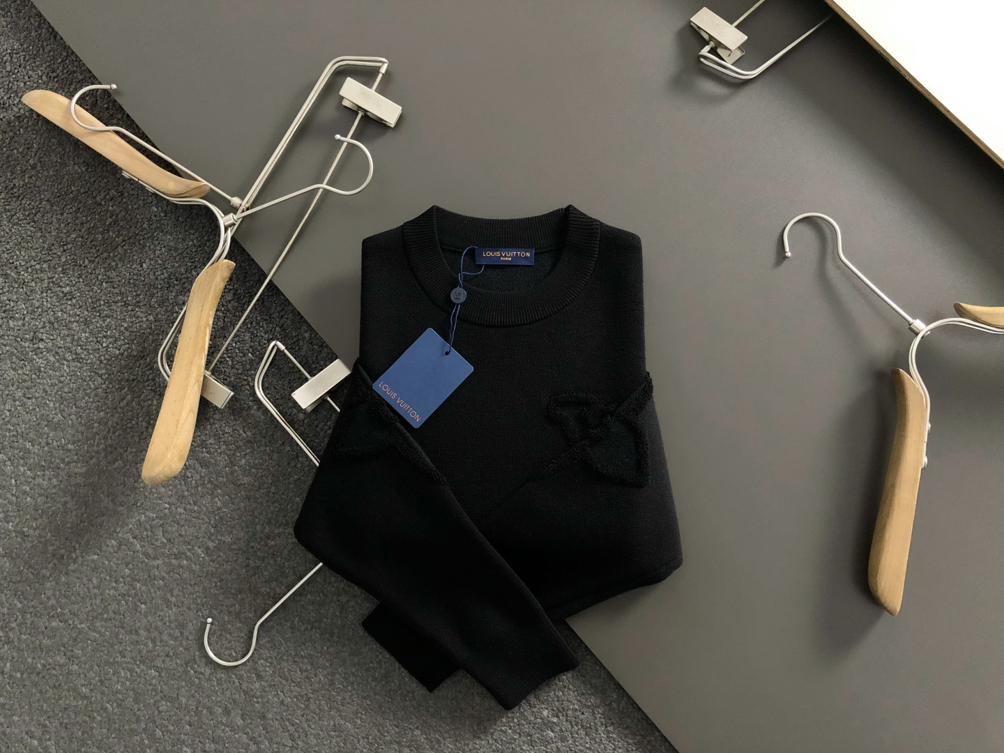 NO:684842,L brand* slightly wide version M-xxxl  The 2025 autumn and winter round-neck wool sweater is mainly decorated with three-dimensional embroidery and incorporates counter-presbyopia elements to break the monotony of traditional wool and highlight individuality and uninhibitedness. The three-dimensional tailoring fits the body shape and the design is neat and stylish. It can easily lengthen the leg lines and create a casual and free casual style. High-quality fabrics are comfortable  It is suitable for keeping warm, has both thermal insulation and comfort, and is suitable for daily outings or light outdoor scenes. The triangular jacquard embellishment on the back adds a fashionable texture. Whether it is a casual look with a T-shirt and jeans, or a mixed and matched style, it can be easily controlled. It is an indispensable fashion item in the autumn and winter transition seasons.  Spot color black white, jeans, tees, t-shirt,19860909L牌*微宽版型M-xxxl 2025秋冬圆领羊毛衫,以立体绣花点缀为主调,融入专柜老花元素,打破传统羊毛的单调感,彰显个性与不羁.立体剪裁贴合身形,设计利落有型,轻松拉长腿部线条,打造随性洒脱的休闲风格.优质面料舒适保暖,兼具保温性与舒适感,适合日常出街或轻户外场景.细节后背三角提花点缀,增添时尚质感,无论是搭配T恤牛仔裤的休闲look,还是叠的混搭风,都能轻松驾驭,是秋冬过渡季不可或缺的时尚单品. 现货颜色 黑色 白色,,jeans,tees，t-shirt,,Men's clothing