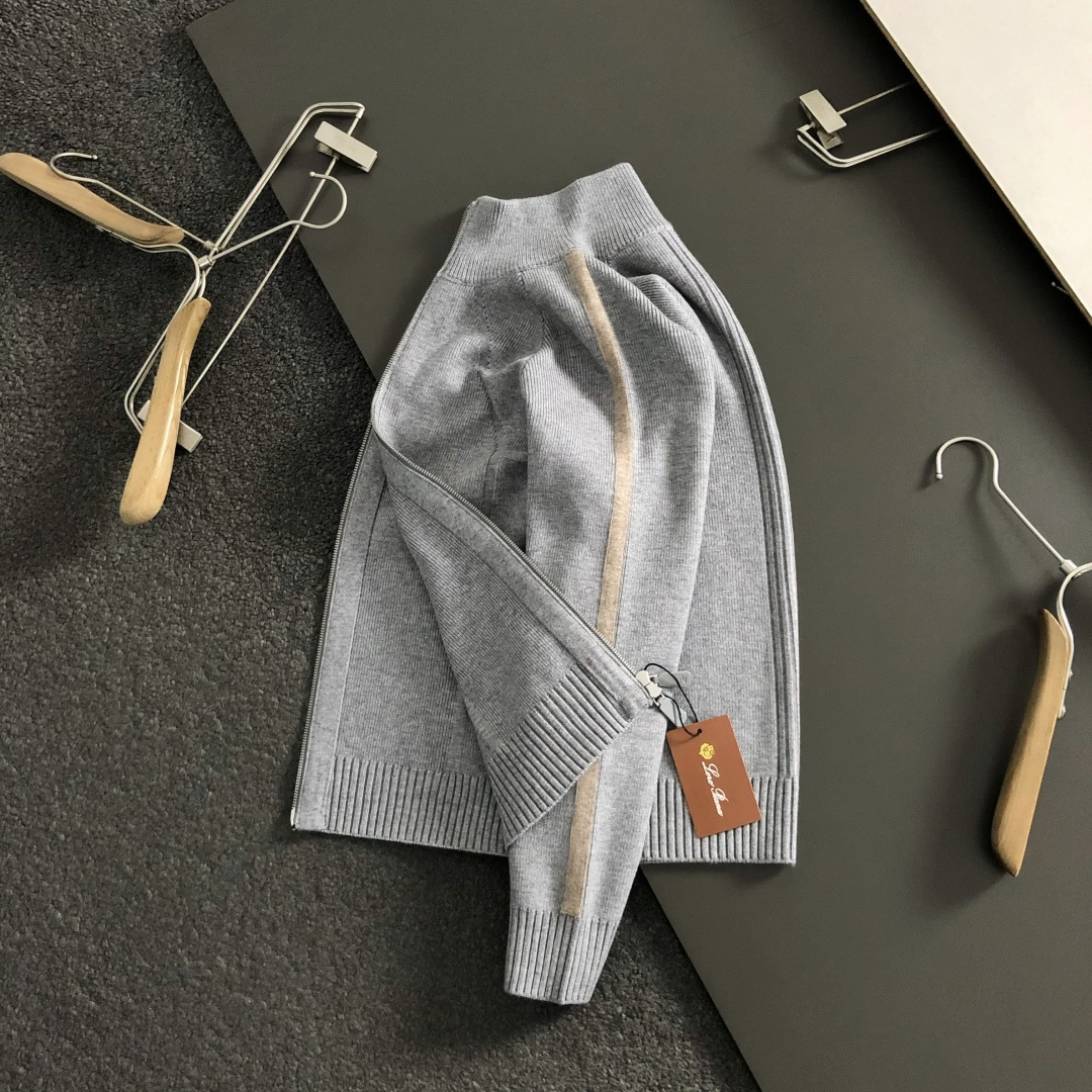 NO:684867,Lp* positive size positive shot m-xxxl  The 2025 autumn and winter trendy knitted jackets are mainly made of warp gray. The three-dimensional tailoring old money style knitted jacket shows calmness and relaxation. The three-dimensional tailoring fits the body shape and the design is neat and stylish. It can easily elongate the leg line and create a casual and casual style. The high-quality knitted fabric is stiff and wear-resistant, breathable and comfortable, suitable for daily outings or light outdoor scenes. The buttons and multi-pockets are embellished in the details to add texture and can be easily controlled. It is an indispensable fashion item in the autumn and winter transition seasons.  Available now for sale M(175-135),,loro piana,jackets & coats,19860909Lp*正码正拍m-xxxl 2025秋冬潮牌针织外套,以经灰色为主调,立体剪裁老钱风针织外套,彰显沉稳松弛,立体剪裁贴合身形,设计利落有型,轻松拉长腿部线条,打造随性洒脱的休闲风格.优质针织面料挺括耐磨,兼具透气性与舒适感,适合日常出街或轻户外场景.细节处纽扣与多口袋点缀,增添质感,都能轻松驾驭,是秋冬过渡季不可或缺的时尚单品. 现货发售发售 M(175-135),,loro piana,jackets & coats,,Men's clothing