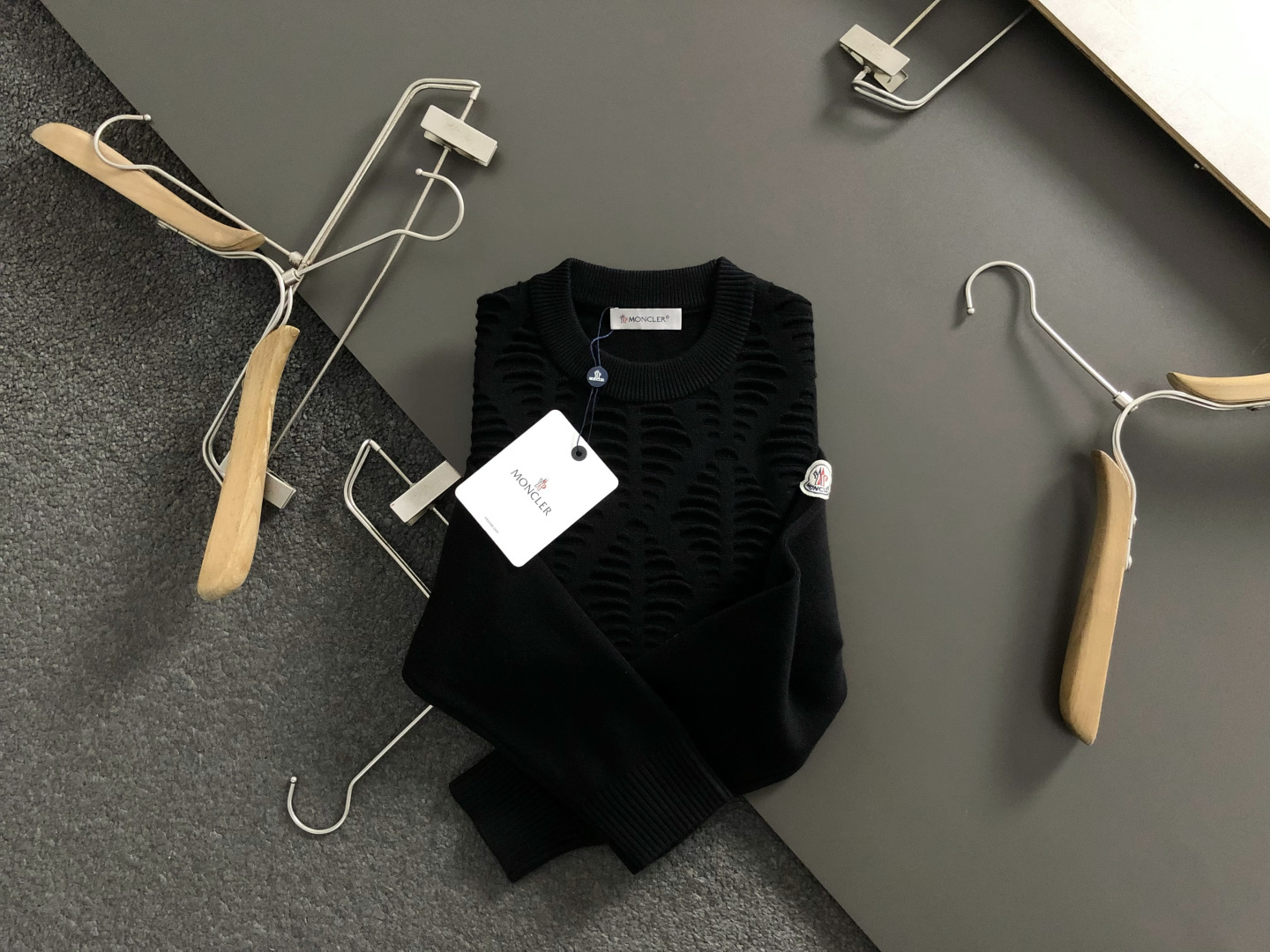 NO:684844,Mon+ fitted fit M-XXXl  The 2025 autumn and winter trendy brand wool sweaters are mainly decorated with three-dimensional jacquard embellishments with feather crafts, and cleverly incorporate armband elements, breaking the monotony of traditional wool sweaters, highlighting individuality and uninhibitedness. The three-dimensional tailoring fits the body shape, and the design is neat and stylish, easily elongating the leg lines, creating a casual and free casual style. Excellent  The high-quality fabric is crisp and wear-resistant, with both breathability and comfort, making it suitable for daily outings or light outdoor scenes. The detailed webbing embellishments add a fashionable texture. Whether it is a casual look with T-shirts and jeans, or a mixed style with layers, it can be easily managed. It is an indispensable fashion item in the autumn and winter transition seasons.  Available now for sale M-XXXL,,jeans,tees,t-shirt,19860909Mon+合身版型M-XXXl 2025秋冬潮牌羊毛衫,以羽毛工艺立体提花点缀为主调,巧妙融入袖标元素,打破传统羊毛衫的单调感,彰显个性与不羁.立体剪裁贴合身形,设计利落有型,轻松拉长腿部线条,打造随性洒脱的休闲风格.优质面料挺括耐磨,兼具透气性与舒适感,适合日常出街或轻户外场景.细节织带点缀,增添时尚质感,无论是搭配T恤牛仔裤的休闲look,还是叠的混搭风,都能轻松驾驭,是秋冬过渡季不可或缺的时尚单品. 现货发售发售M-XXXL,,jeans,tees，t-shirt,,Men's clothing