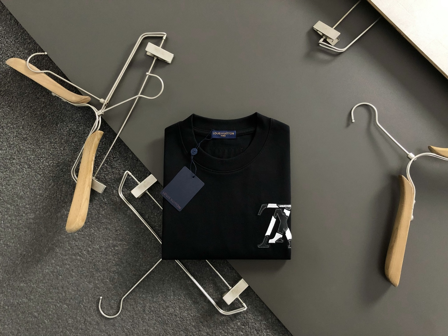 NO:684870,L brand ** genuine size genuine S-Xl  The 2026 spring and summer short-sleeves, with black and white leather embroidery as the main tone, cleverly incorporate the heavy industry logo elements on the front and rear panels, breaking the monotony of traditional short-sleeves, showing individuality and uninhibitedness. The three-dimensional tailoring fits the body shape, and the design is neat and stylish, easily elongating the leg lines, creating a casual and free casual style. High-quality surface  The material is comfortable and warm, has both thermal insulation and comfort, and is suitable for daily outings or light outdoor scenes. The triangular jacquard embellishment on the back adds a fashionable texture. Whether it is a casual look with a T-shirt and jeans, or a layered mix and match style, it can be easily controlled. It is an indispensable fashion item in the autumn and winter transition seasons.  Spot color black white, jeans, T-shirt, tees, t-shirt,19860909L牌**正码正牌S-Xl 2026春夏短袖,以黑白贴皮绣为主调,巧妙融入前后幅户型重工logo元素,打破传统短袖的单调感,彰显个性与不羁.立体剪裁贴合身形,设计利落有型,轻松拉长腿部线条,打造随性洒脱的休闲风格.优质面料舒适保暖,兼具保温性与舒适感,适合日常出街或轻户外场景.细节后背三角提花点缀,增添时尚质感,无论是搭配T恤牛仔裤的休闲look,还是叠的混搭风,都能轻松驾驭,是秋冬过渡季不可或缺的时尚单品. 现货颜色 黑色 白色,,jeans,T-shirt,tees，t-shirt,,Men's clothing