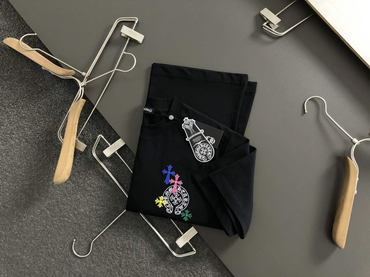 NO:684882,Ch*genuine genuine S-Xl  2026 spring and summer short sleeves, with heavy Sanskrit color and fine embroidery as the main theme, cleverly incorporating the latest popular elements, breaking the monotony of traditional short sleeves, highlighting individuality and uninhibitedness. Three-dimensional tailoring fits the body shape, and the design is neat and stylish, easily elongating the leg lines, creating a casual and free casual style. High-quality fabrics  Comfortable and warm, with both thermal insulation and comfort, it is suitable for daily outings or light outdoor scenes. The triangular jacquard embellishment on the back adds a fashionable texture. Whether it is a casual look with a T-shirt and jeans, or a layered mix and match style, it can be easily controlled. It is an indispensable fashion item in the autumn and winter transition seasons.  Spot color: black, white, blue,,jeans,T-shirt,tees,t-shirt,19860909Ch*正码正牌S-Xl 2026春夏短袖,重工梵文彩色精工刺绣为主调,巧妙融入最新流行元素,打破传统短袖的单调感,彰显个性与不羁.立体剪裁贴合身形,设计利落有型,轻松拉长腿部线条,打造随性洒脱的休闲风格.优质面料舒适保暖,兼具保温性与舒适感,适合日常出街或轻户外场景.细节后背三角提花点缀,增添时尚质感,无论是搭配T恤牛仔裤的休闲look,还是叠的混搭风,都能轻松驾驭,是秋冬过渡季不可或缺的时尚单品. 现货颜色 黑色 白色 蓝色,,jeans,T-shirt,tees，t-shirt,,Men's clothing