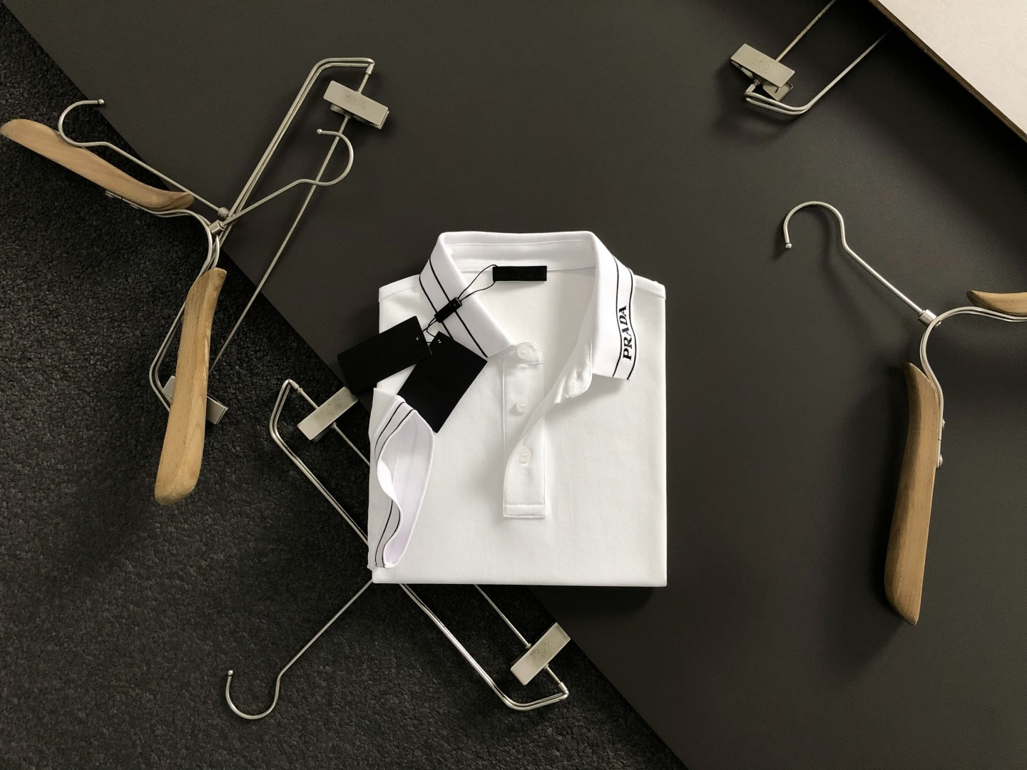 NO:684875,PRAD** Genuine code S-Xl  The 2026 spring and summer short sleeves are based on the heavy-duty collar and fine embroidery, and cleverly integrate the y-neckline thread element to break the monotony of traditional short sleeves and highlight individuality and uninhibitedness. The three-dimensional tailoring fits the body shape, and the design is neat and stylish, easily elongating the leg lines, creating a casual and free style. High-quality fabrics are comfortable  It is suitable for keeping warm, has both thermal insulation and comfort, and is suitable for daily outings or light outdoor scenes. The triangular jacquard embellishment on the back adds a fashionable texture. Whether it is a casual look with a T-shirt and jeans, or a mixed and matched style, it can be easily controlled. It is an indispensable fashion item in the autumn and winter transition seasons.  Spot color black white, prada,jeans,T-shirt,tees,t-shirt,19860909PRAD**正码正牌S-Xl 2026春夏短袖,以重工领口精工刺绣为主调,巧妙融y领口提线元素,打破传统短袖的单调感,彰显个性与不羁.立体剪裁贴合身形,设计利落有型,轻松拉长腿部线条,打造随性洒脱的休闲风格.优质面料舒适保暖,兼具保温性与舒适感,适合日常出街或轻户外场景.细节后背三角提花点缀,增添时尚质感,无论是搭配T恤牛仔裤的休闲look,还是叠的混搭风,都能轻松驾驭,是秋冬过渡季不可或缺的时尚单品. 现货颜色 黑色 白色,,prada,jeans,T-shirt,tees，t-shirt,,Men's clothing