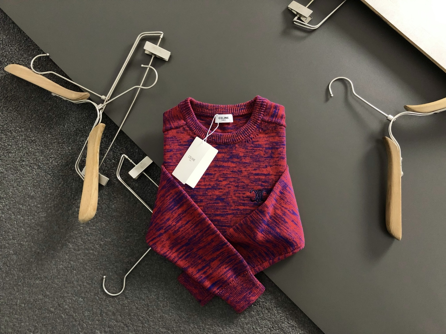 NO:684856,Cin* fitted fit S-Xl  The 2025 autumn and winter trendy brand wool sweater is mainly decorated with red floral gauze embroidery, and cleverly incorporates raglan sleeve floral gauze fabric elements to break the monotony of traditional wool and highlight individuality and uninhibitedness. The three-dimensional tailoring fits the body shape, and the design is neat and stylish, easily elongating the leg lines, creating a casual and free casual style  .The high-quality fabric is comfortable and warm, with both thermal insulation and comfort, suitable for daily outings or light outdoor scenes. The details are embellished to add a fashionable texture. Whether it is a casual look with T-shirts and jeans, or a mixed and matched style, it can be easily controlled. It is an indispensable fashion item in the autumn and winter transition seasons.  Spot color: black, beige, jeans, tees, t-shirt,19860909Cin*合身版型S-Xl 2025秋冬潮牌羊毛衫,以红色花纱刺绣点缀为主调,巧妙融入插肩袖花纱面料元素,打破传统羊毛的单调感,彰显个性与不羁.立体剪裁贴合身形,设计利落有型,轻松拉长腿部线条,打造随性洒脱的休闲风格.优质面料舒适保暖,兼具保温性与舒适感,适合日常出街或轻户外场景.细节点缀,增添时尚质感,无论是搭配T恤牛仔裤的休闲look,还是叠的混搭风,都能轻松驾驭,是秋冬过渡季不可或缺的时尚单品. 现货颜色 黑色 米色,,jeans,tees，t-shirt,,Men's clothing