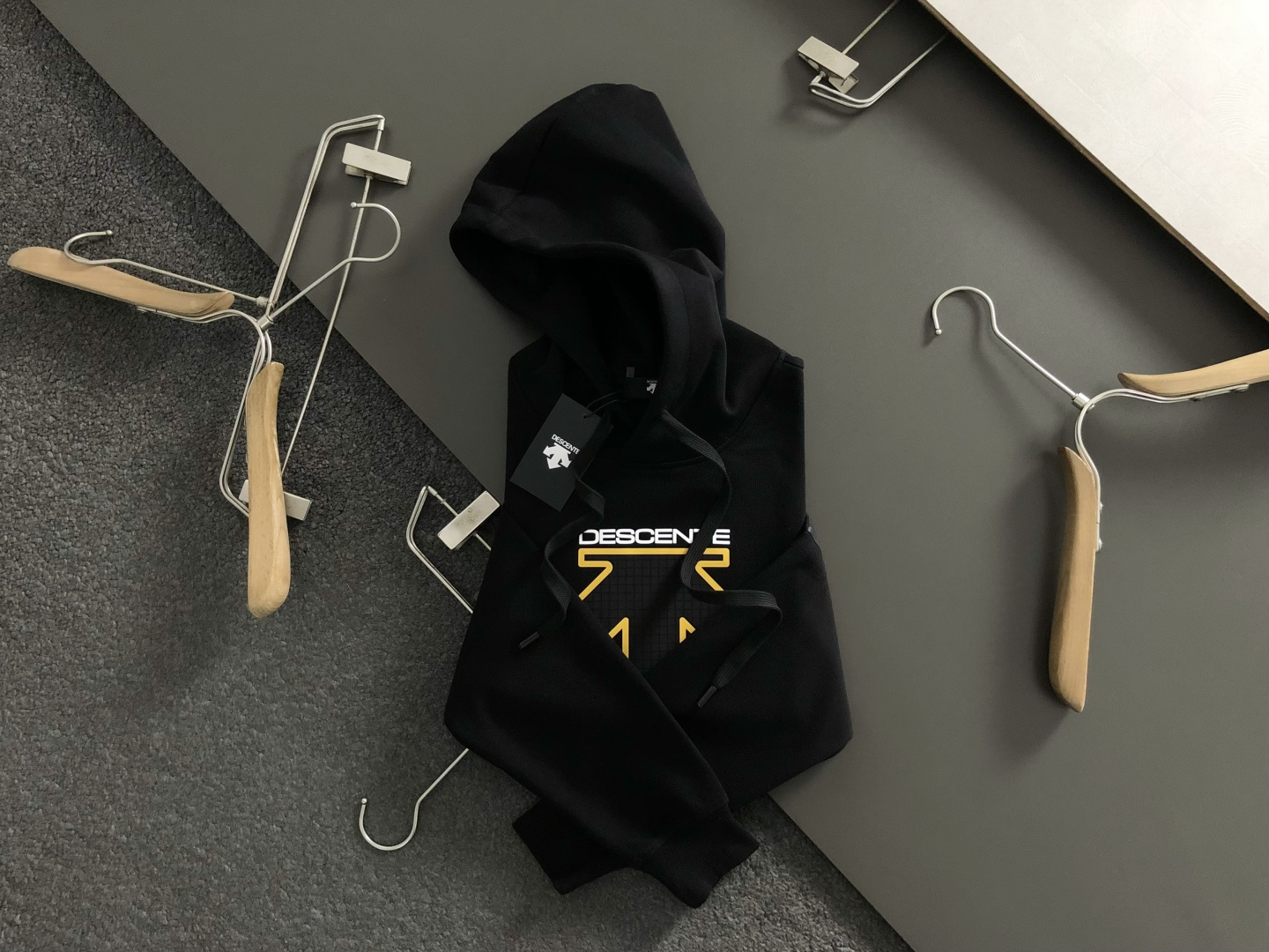 NO:684849,DST*fitted version M-XXXl  The 2025 autumn and winter trendy sweatshirts are based on classic knight prints and cleverly incorporate contrasting color elements to break the monotony of traditional sweatshirts and highlight individuality and uninhibitedness. The three-dimensional tailoring fits the body shape and the design is neat and stylish. It can easily lengthen the leg lines and create a casual and free style. High-quality fabrics  It is stiff and wear-resistant, has both breathability and comfort, and is suitable for daily outings or light outdoor scenes. The details are embellished with webbing to add a fashionable texture. Whether it is a casual look with T-shirts and jeans, or a mixed style layered, it can be easily controlled. It is an indispensable fashion item in the autumn and winter transition seasons.  Available now for sale M-XXXL,,hoodie,sweatshirts,jeans,tees,t-shirt,19860909DST*合身版型M-XXXl 2025秋冬潮牌卫衣,以经典骑士印花为主调,巧妙融入撞色元素,打破传统卫衣的单调感,彰显个性与不羁.立体剪裁贴合身形,设计利落有型,轻松拉长腿部线条,打造随性洒脱的休闲风格.优质面料挺括耐磨,兼具透气性与舒适感,适合日常出街或轻户外场景.细节织带点缀,增添时尚质感,无论是搭配T恤牛仔裤的休闲look,还是叠的混搭风,都能轻松驾驭,是秋冬过渡季不可或缺的时尚单品. 现货发售发售M-XXXL,,hoodie,sweatshirts,jeans,tees，t-shirt,,Men's clothing