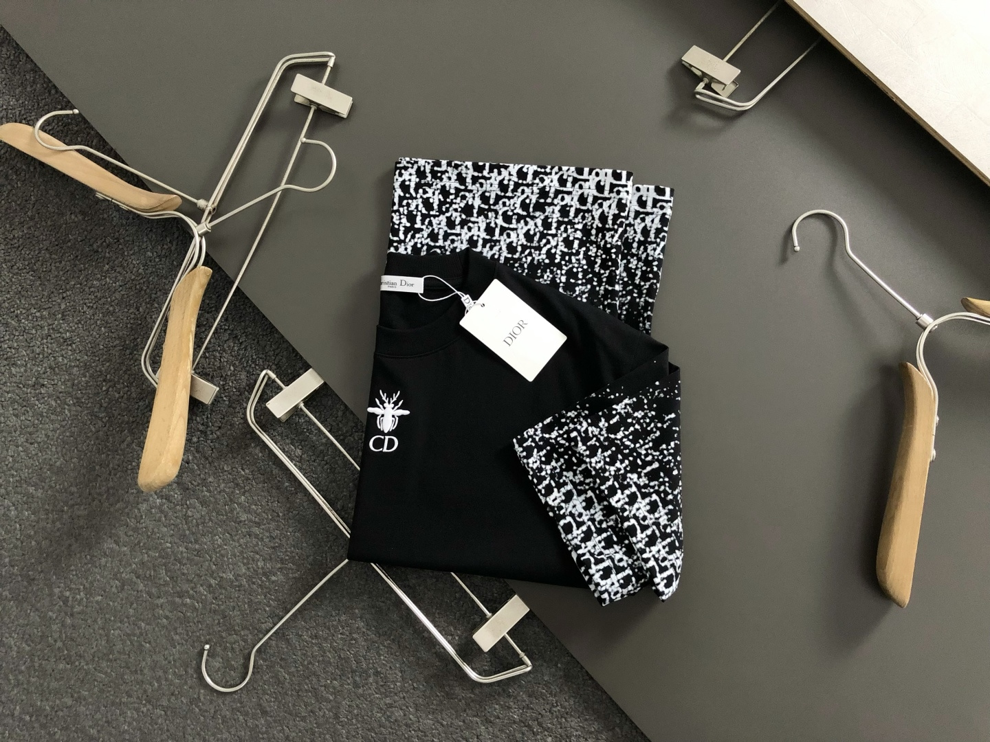 NO:684853,Dir*genuine genuine S-Xl  2026 Spring and Summer Short Sleeves, the main theme is the fine embroidery of the Cd letters of the Heavy Industry Bee, and cleverly incorporates letter arrangement elements to break the monotony of traditional short sleeves and highlight individuality and uninhibitedness. The three-dimensional tailoring fits the body shape, and the design is neat and stylish, easily elongating the leg lines, creating a casual and free casual style. High-quality surface  The material is comfortable and warm, has both thermal insulation and comfort, and is suitable for daily outings or light outdoor scenes. The triangular jacquard embellishment on the back adds a fashionable texture. Whether it is a casual look with a T-shirt and jeans, or a layered mix and match style, it can be easily controlled. It is an indispensable fashion item in the autumn and winter transition seasons.  Spot color: black, white, blue,,jeans,T-shirt,tees,t-shirt,19860909Dir*正码正牌S-Xl 2026春夏短袖,重工小蜜蜂Cd字母精工刺绣为主调,巧妙融入字母排列元素,打破传统短袖的单调感,彰显个性与不羁.立体剪裁贴合身形,设计利落有型,轻松拉长腿部线条,打造随性洒脱的休闲风格.优质面料舒适保暖,兼具保温性与舒适感,适合日常出街或轻户外场景.细节后背三角提花点缀,增添时尚质感,无论是搭配T恤牛仔裤的休闲look,还是叠的混搭风,都能轻松驾驭,是秋冬过渡季不可或缺的时尚单品. 现货颜色 黑色 白色 蓝色,,jeans,T-shirt,tees，t-shirt,,Men's clothing