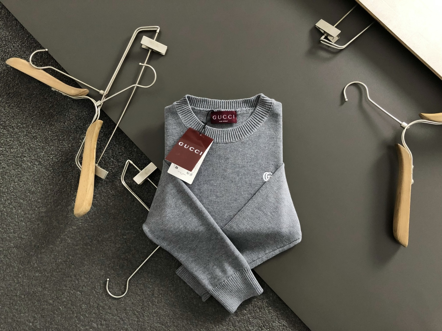 NO:684843,Gucc* card code shoot small S-Xl  The 2025 autumn and winter trendy brand wool sweater is mainly decorated with double G embroidery and clever letter embroidery matching elements to break the monotony of traditional wool and highlight individuality and uninhibitedness. The three-dimensional tailoring fits the body shape and the design is neat and stylish. It can easily lengthen the leg lines and create a casual and free style. High-quality fabrics  Comfortable and warm, with both thermal insulation and comfort, it is suitable for daily outings or light outdoor scenes. The triangular jacquard embellishment on the back adds a fashionable texture. Whether it is a casual look with a T-shirt and jeans, or a layered mix and match style, it can be easily controlled. It is an indispensable fashion item in the autumn and winter transition seasons.  Available colors: white, gucci, jeans, tees, t-shirt,19860909Gucc*卡码拍小S-Xl 2025秋冬潮牌羊毛衫,以双G刺绣点缀为主调,巧妙字母刺绣搭配元素,打破传统羊毛的单调感,彰显个性与不羁.立体剪裁贴合身形,设计利落有型,轻松拉长腿部线条,打造随性洒脱的休闲风格.优质面料舒适保暖,兼具保温性与舒适感,适合日常出街或轻户外场景.细节后背三角提花点缀,增添时尚质感,无论是搭配T恤牛仔裤的休闲look,还是叠的混搭风,都能轻松驾驭,是秋冬过渡季不可或缺的时尚单品. 现货颜色 白色,,gucci,jeans,tees，t-shirt,,Men's clothing