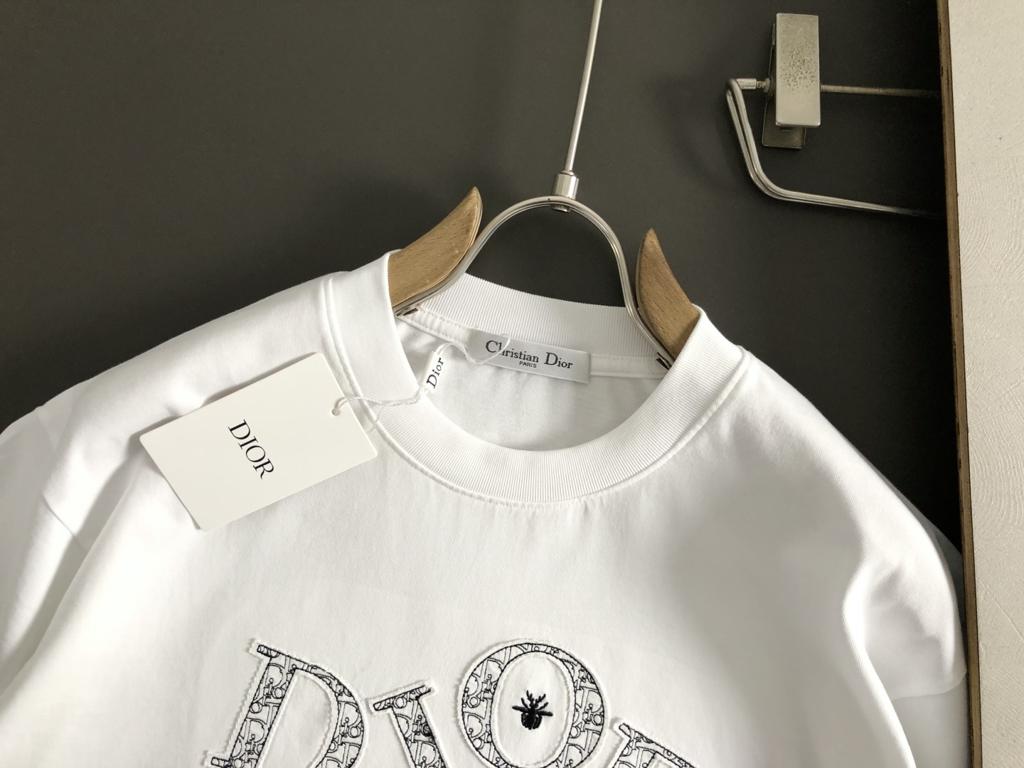 Dir*卡码拍小S-Xl2026春夏短袖，以重工贴布绣为主调，巧妙融入最新流行元素，打破传统短袖的单调感