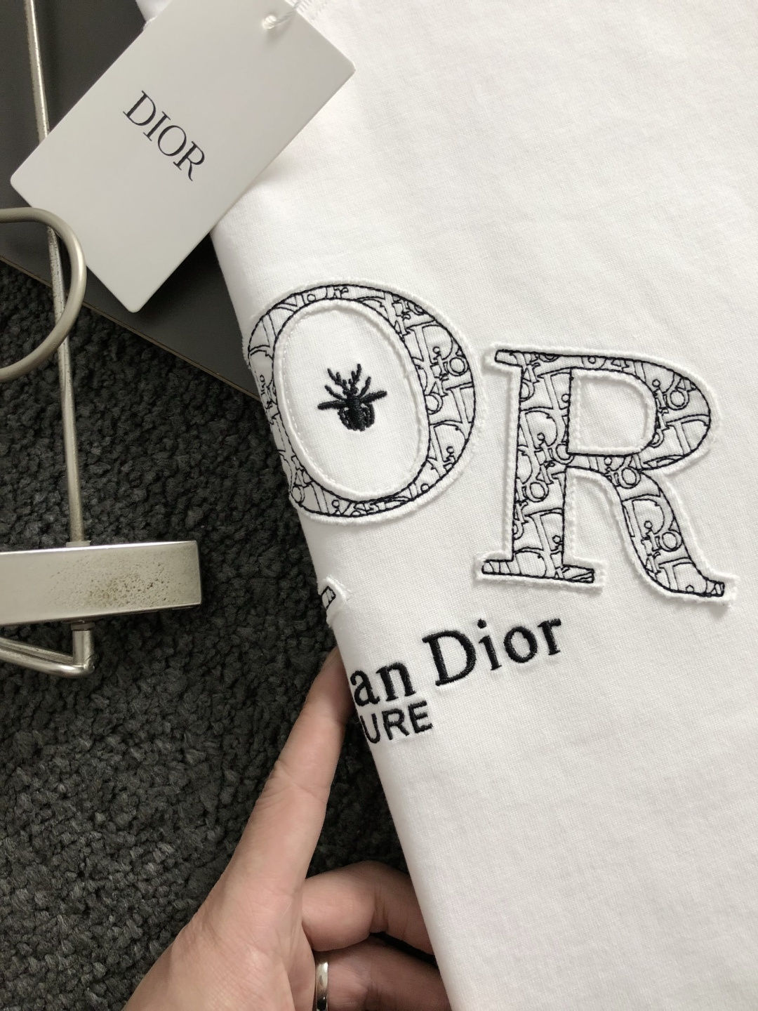 Dir*卡码拍小S-Xl2026春夏短袖，以重工贴布绣为主调，巧妙融入最新流行元素，打破传统短袖的单调感