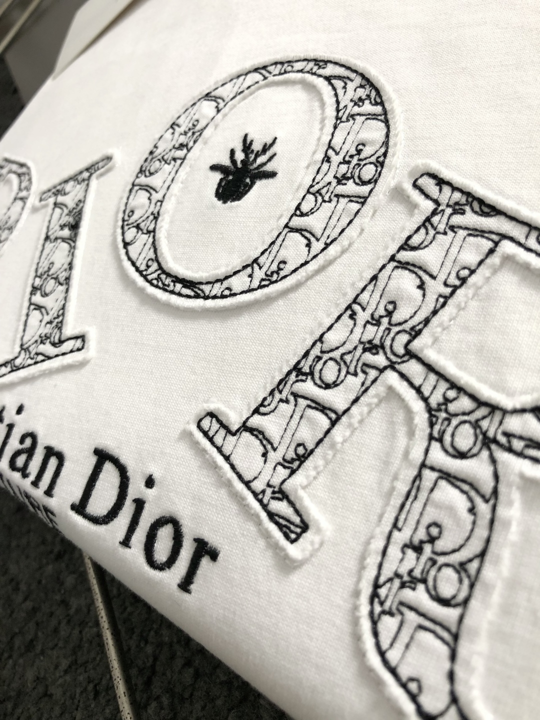 Dir*卡码拍小S-Xl2026春夏短袖，以重工贴布绣为主调，巧妙融入最新流行元素，打破传统短袖的单调感