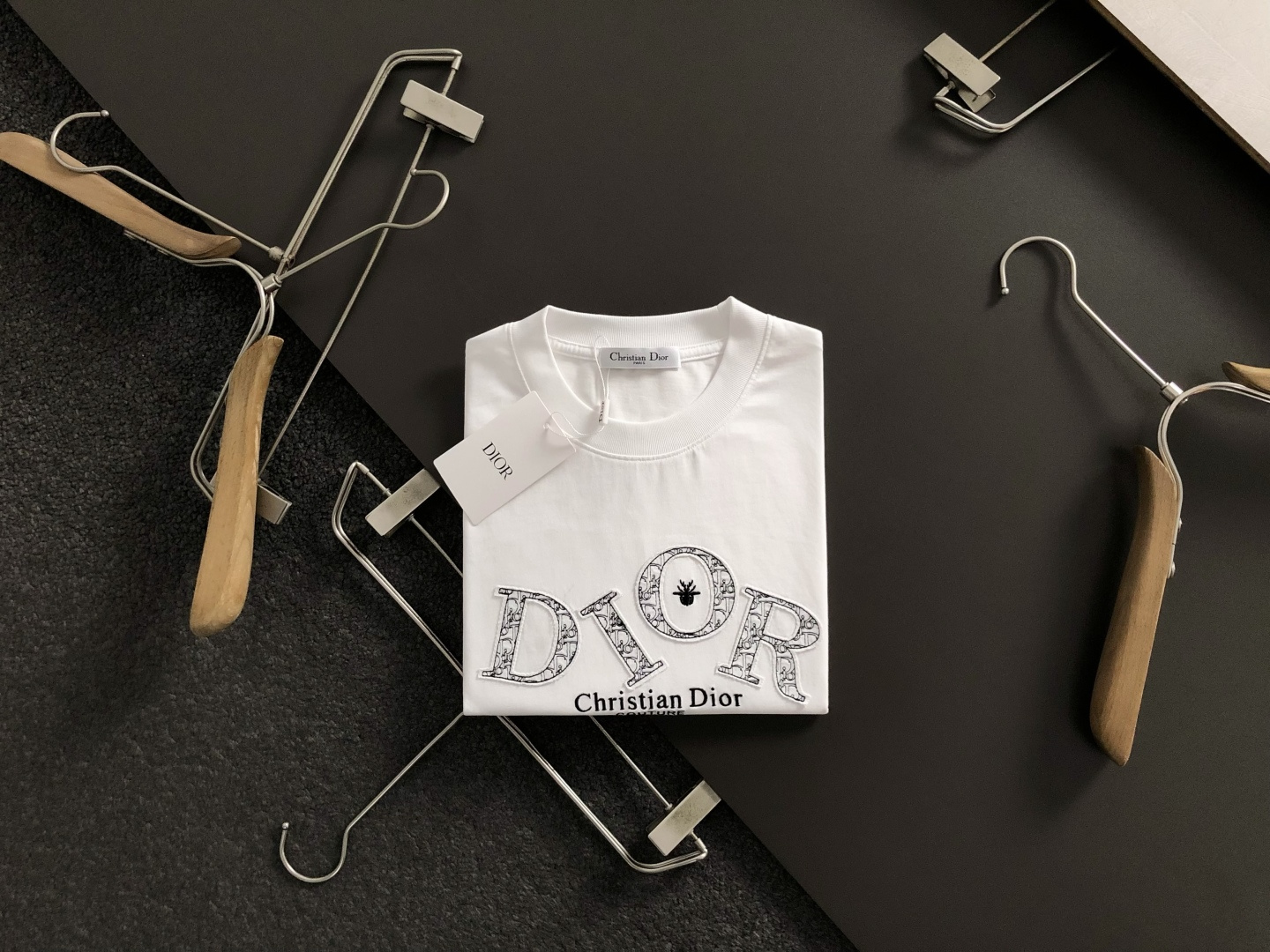 Dir*卡码拍小S-Xl2026春夏短袖，以重工贴布绣为主调，巧妙融入最新流行元素，打破传统短袖的单调感