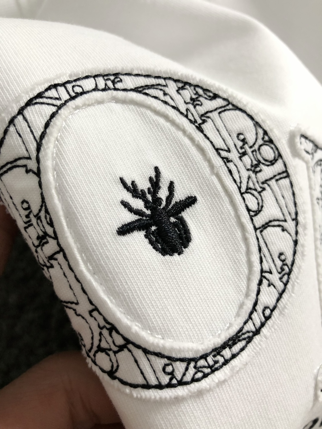 Dir*卡码拍小S-Xl2026春夏短袖，以重工贴布绣为主调，巧妙融入最新流行元素，打破传统短袖的单调感