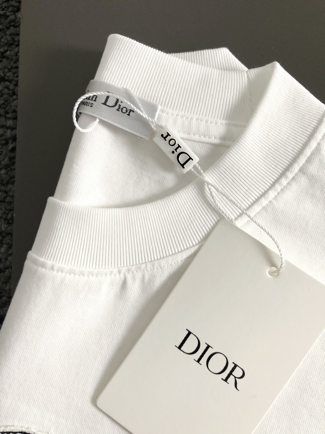 Dir*卡码拍小S-Xl2026春夏短袖，以重工贴布绣为主调，巧妙融入最新流行元素，打破传统短袖的单调感