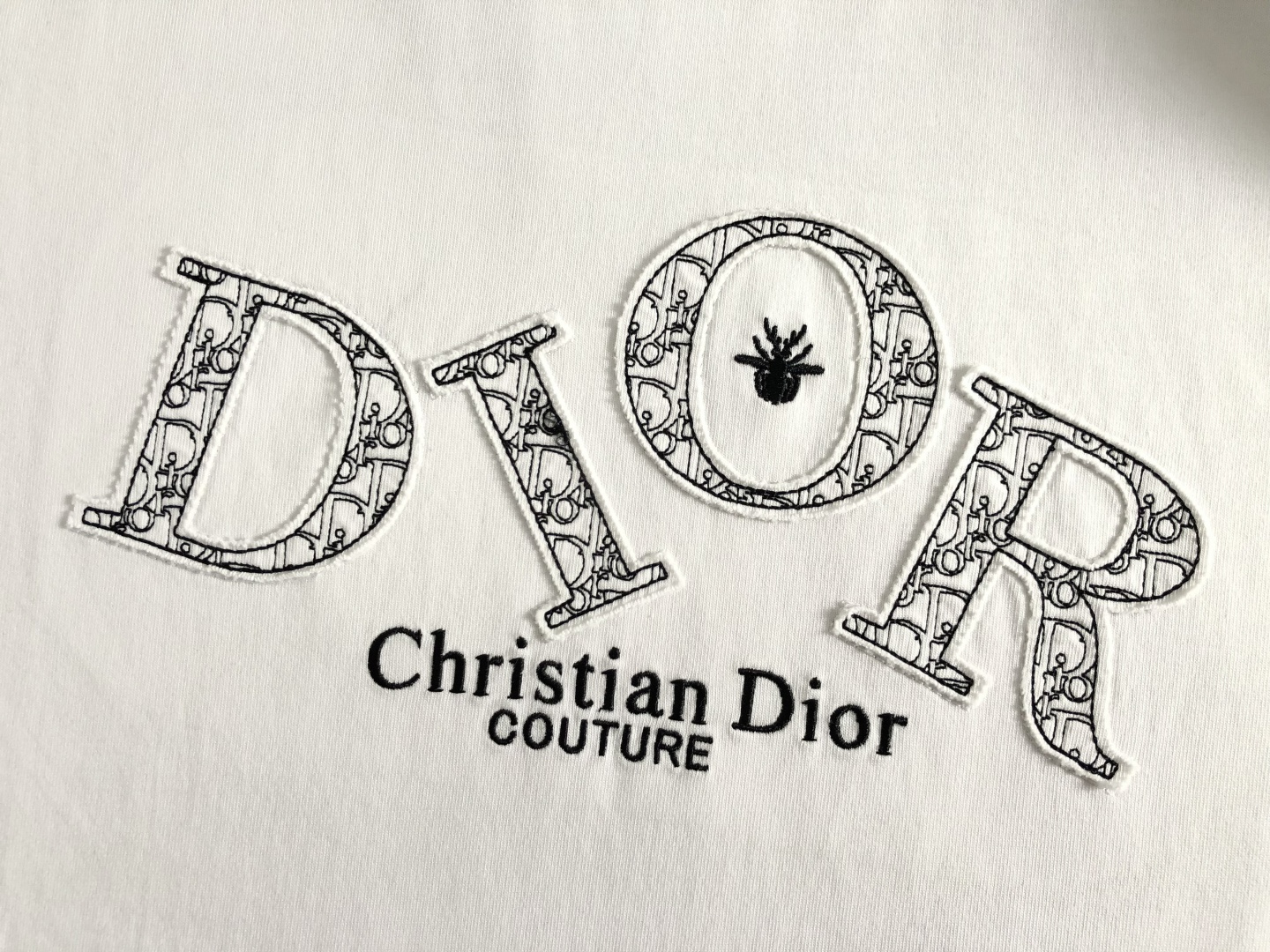 Dir*卡码拍小S-Xl2026春夏短袖，以重工贴布绣为主调，巧妙融入最新流行元素，打破传统短袖的单调感