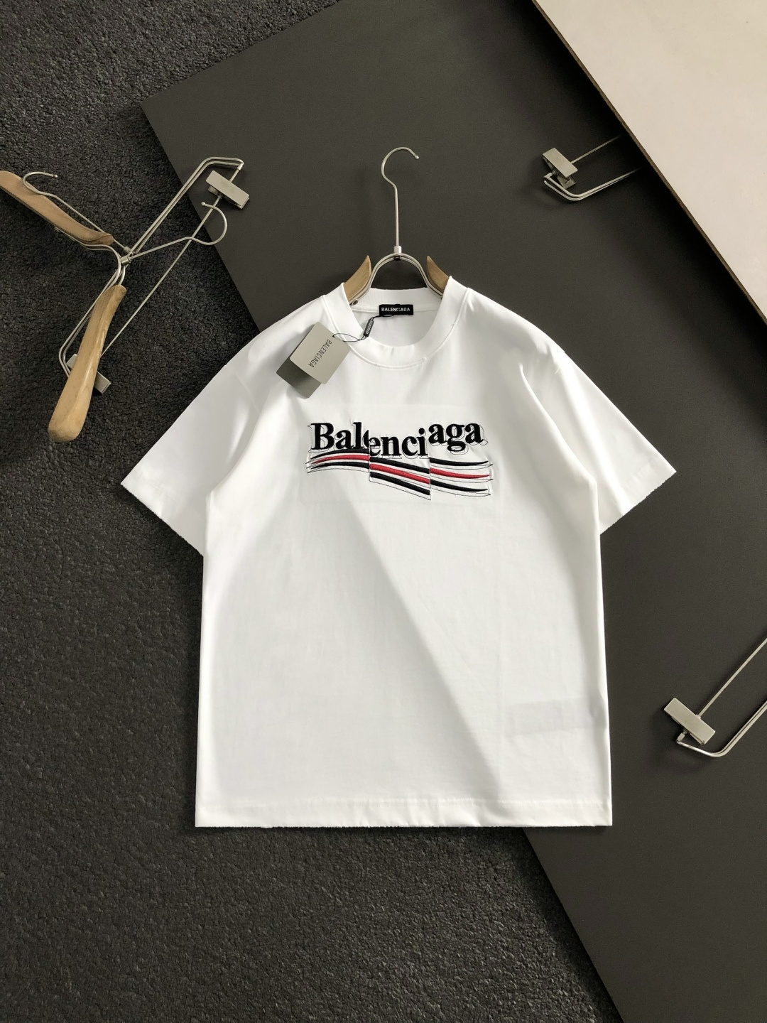 Ba*卡码拍小S-Xl2026春夏短袖，重工可乐款错位字母贴布绣为主调，巧妙融入最新流行元素，打破传统短