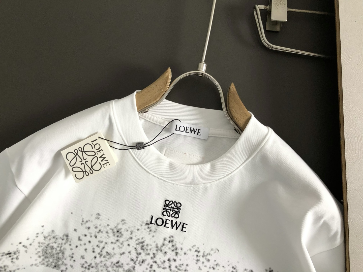 LOW*正码正牌S-Xl2026春夏短袖，重工字母刺绣主调，巧妙涂鸦元素，打破传统短袖的单调感，彰显个性