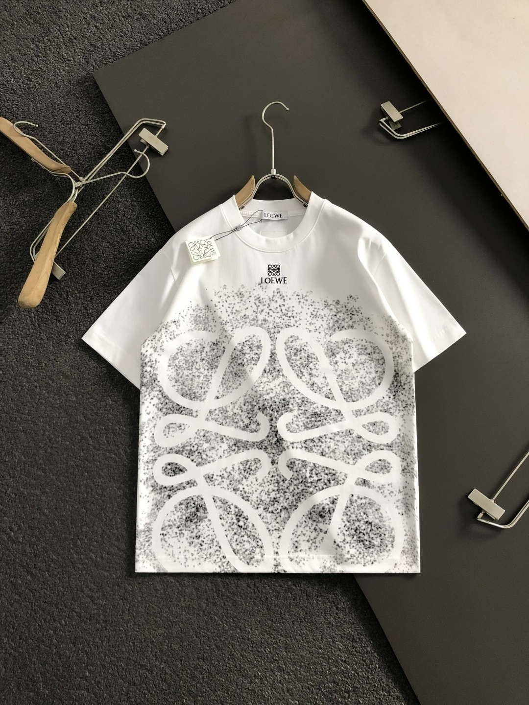 LOW*正码正牌S-Xl2026春夏短袖，重工字母刺绣主调，巧妙涂鸦元素，打破传统短袖的单调感，彰显个性