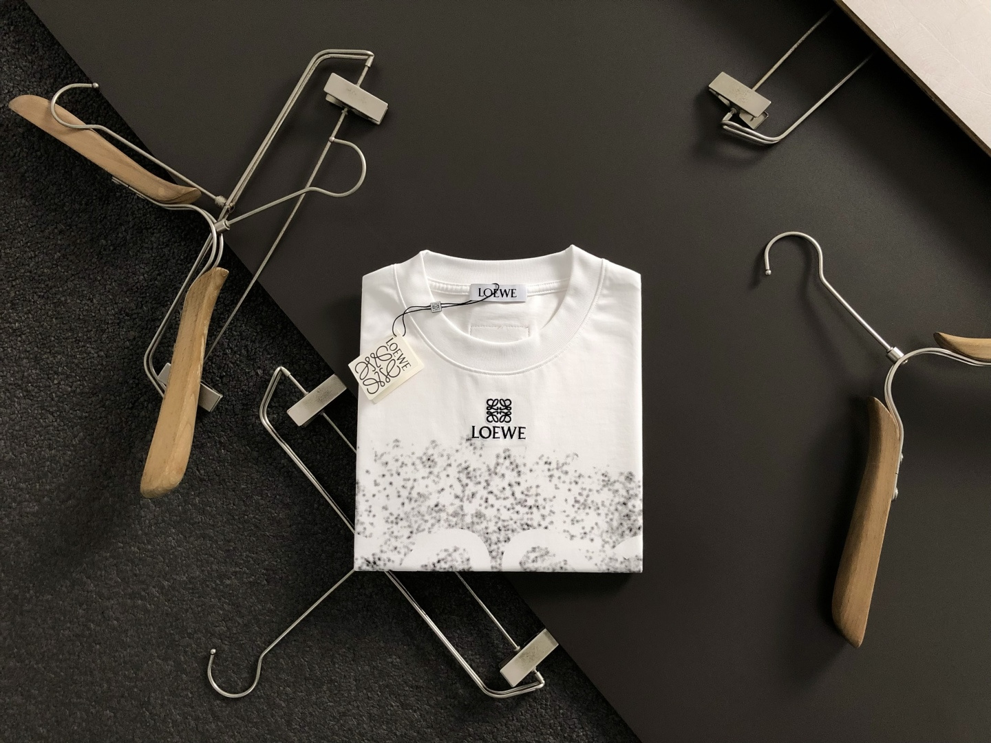 LOW*正码正牌S-Xl2026春夏短袖，重工字母刺绣主调，巧妙涂鸦元素，打破传统短袖的单调感，彰显个性