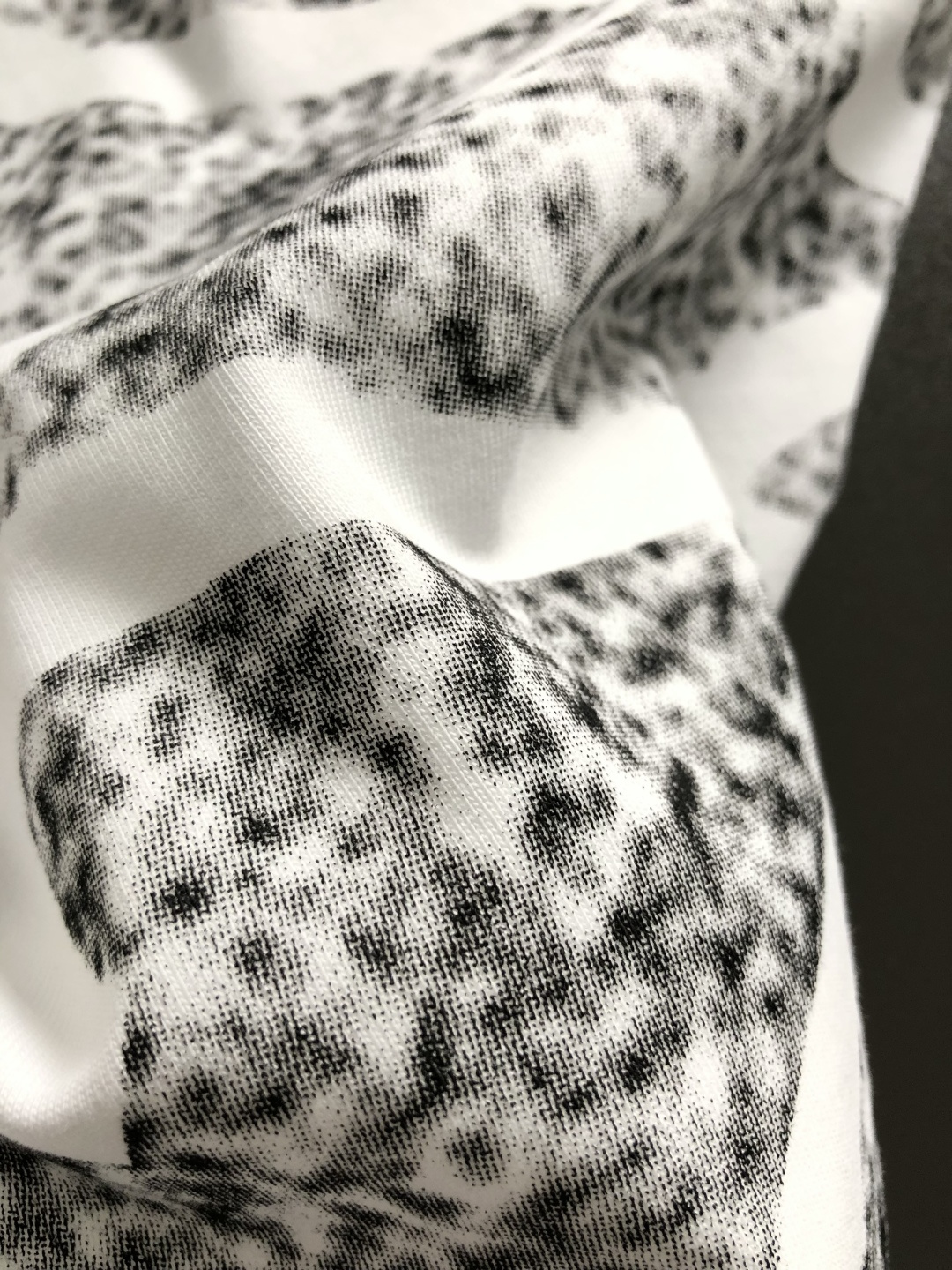 LOW*正码正牌S-Xl2026春夏短袖，重工字母刺绣主调，巧妙涂鸦元素，打破传统短袖的单调感，彰显个性