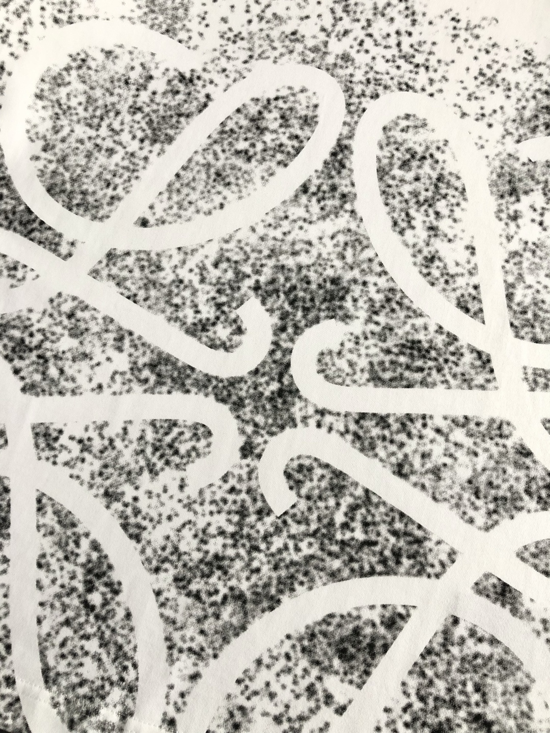 LOW*正码正牌S-Xl2026春夏短袖，重工字母刺绣主调，巧妙涂鸦元素，打破传统短袖的单调感，彰显个性