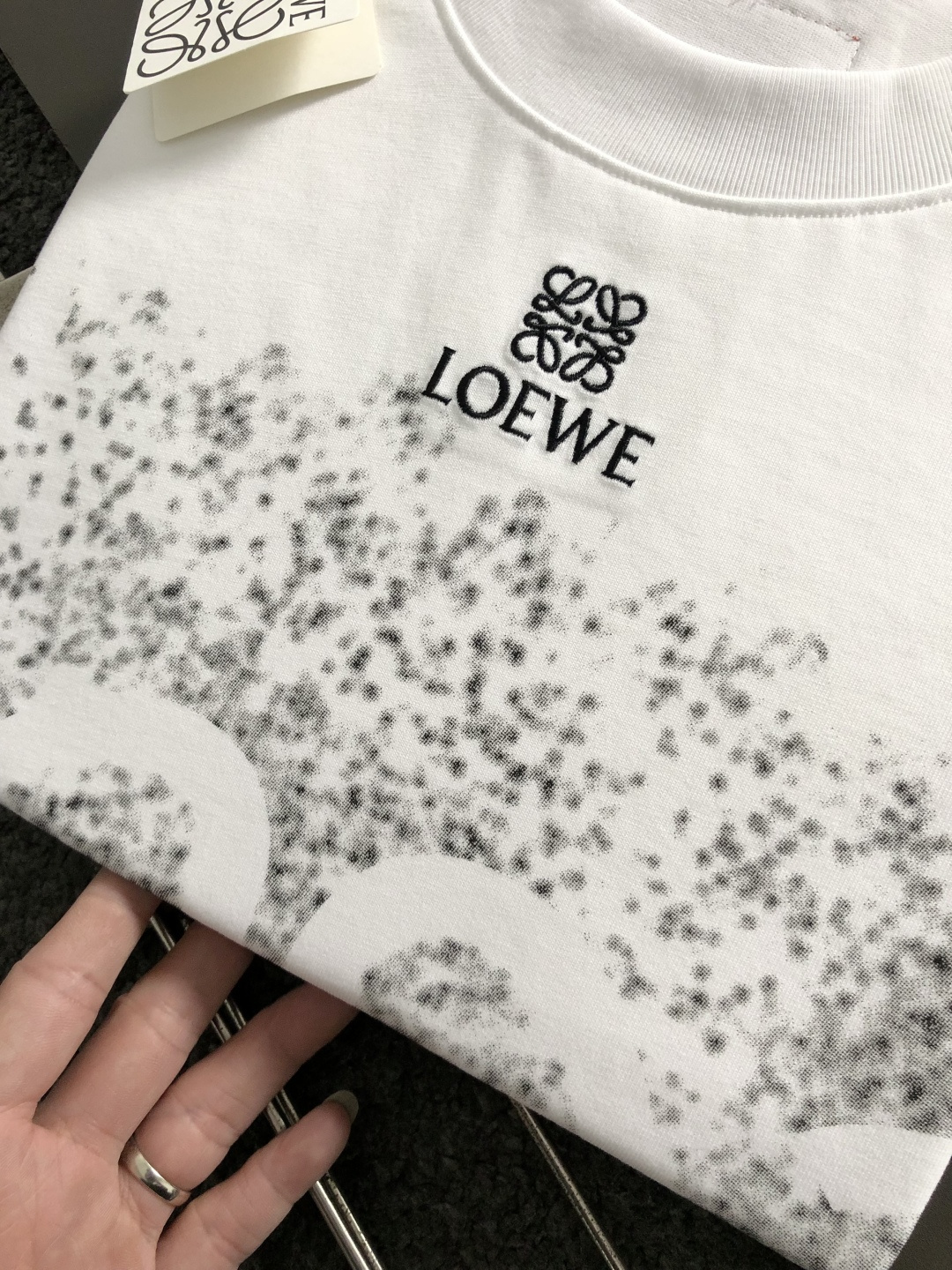 LOW*正码正牌S-Xl2026春夏短袖，重工字母刺绣主调，巧妙涂鸦元素，打破传统短袖的单调感，彰显个性