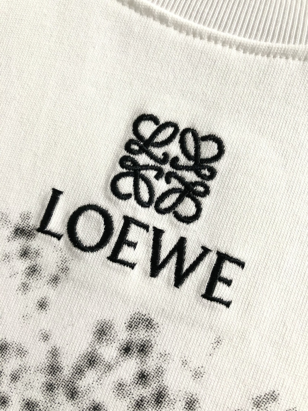 LOW*正码正牌S-Xl2026春夏短袖，重工字母刺绣主调，巧妙涂鸦元素，打破传统短袖的单调感，彰显个性