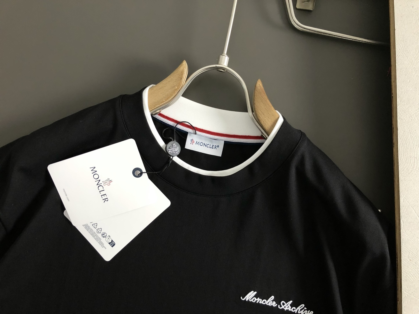 Mon 码数S-XL 2026春夏短袖，以双层领口主调，巧妙融入字母刺绣元素，打破传统短袖的单调感，彰显