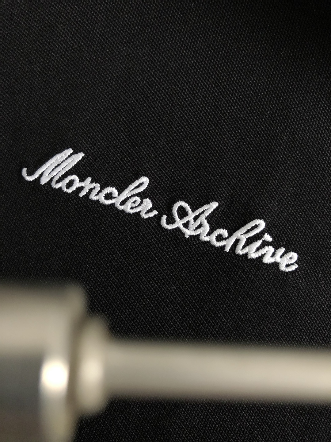 Mon 码数S-XL 2026春夏短袖，以双层领口主调，巧妙融入字母刺绣元素，打破传统短袖的单调感，彰显