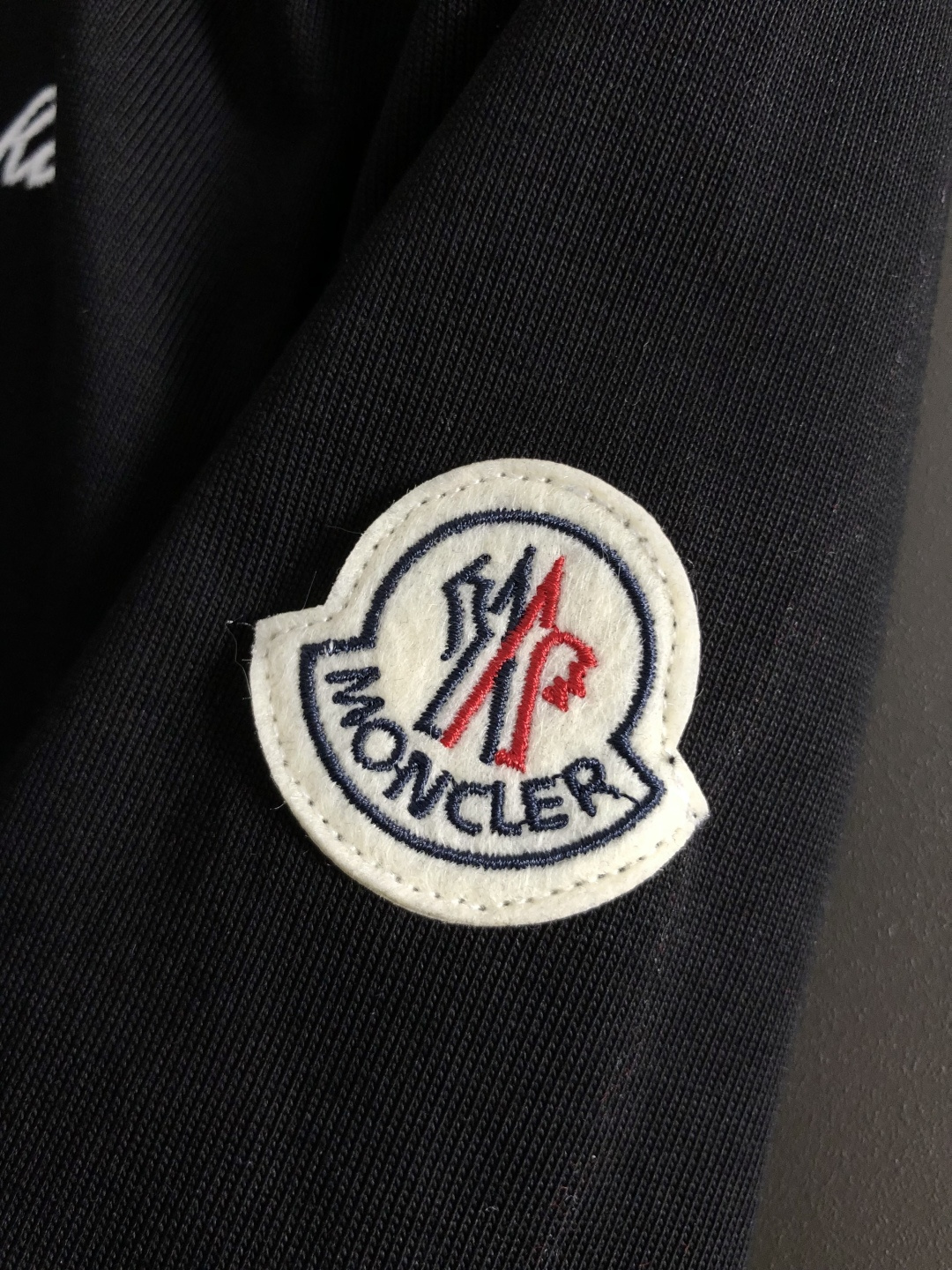 Mon 码数S-XL 2026春夏短袖，以双层领口主调，巧妙融入字母刺绣元素，打破传统短袖的单调感，彰显