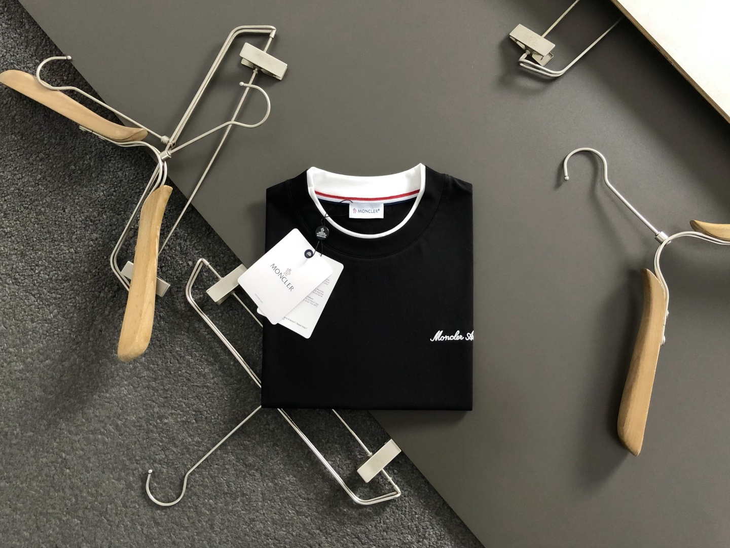 Mon 码数S-XL 2026春夏短袖，以双层领口主调，巧妙融入字母刺绣元素，打破传统短袖的单调感，彰显