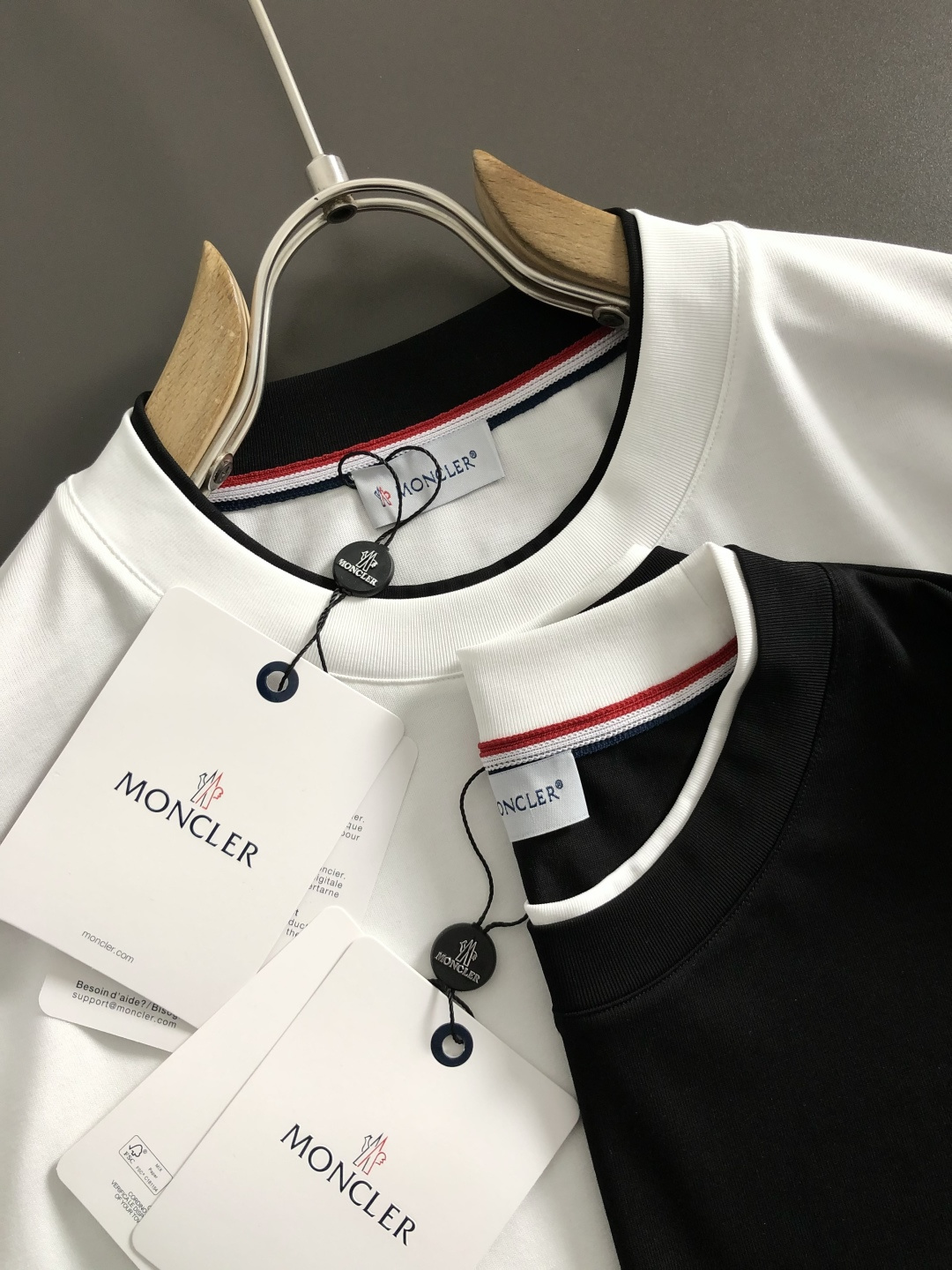 Mon 码数S-XL 2026春夏短袖，以双层领口主调，巧妙融入字母刺绣元素，打破传统短袖的单调感，彰显