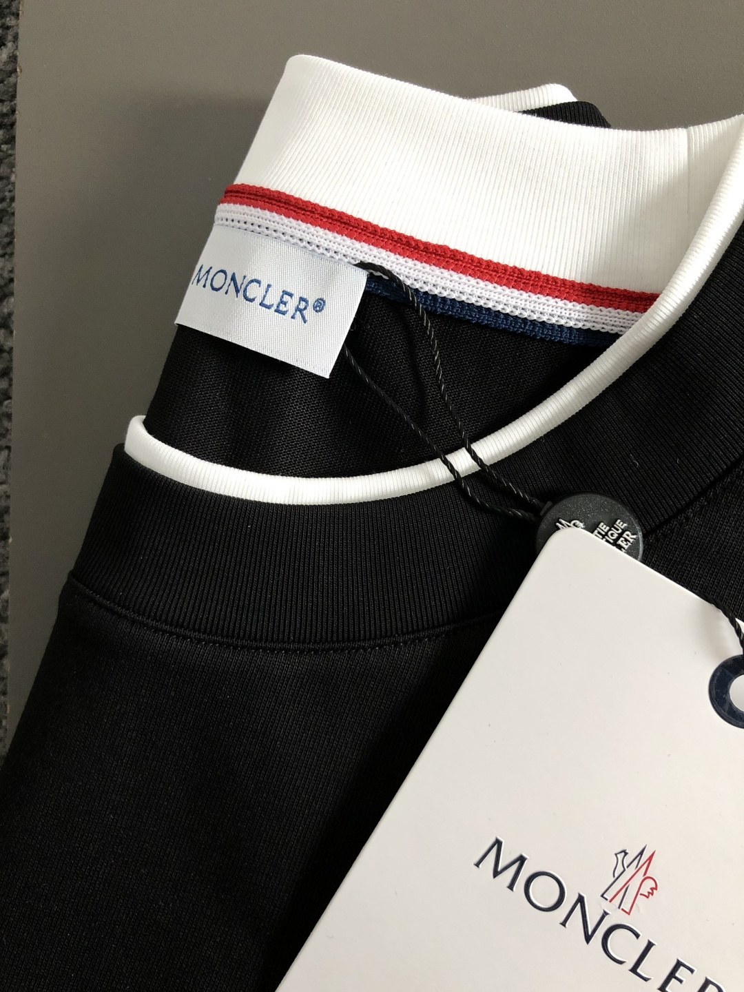 Mon 码数S-XL 2026春夏短袖，以双层领口主调，巧妙融入字母刺绣元素，打破传统短袖的单调感，彰显