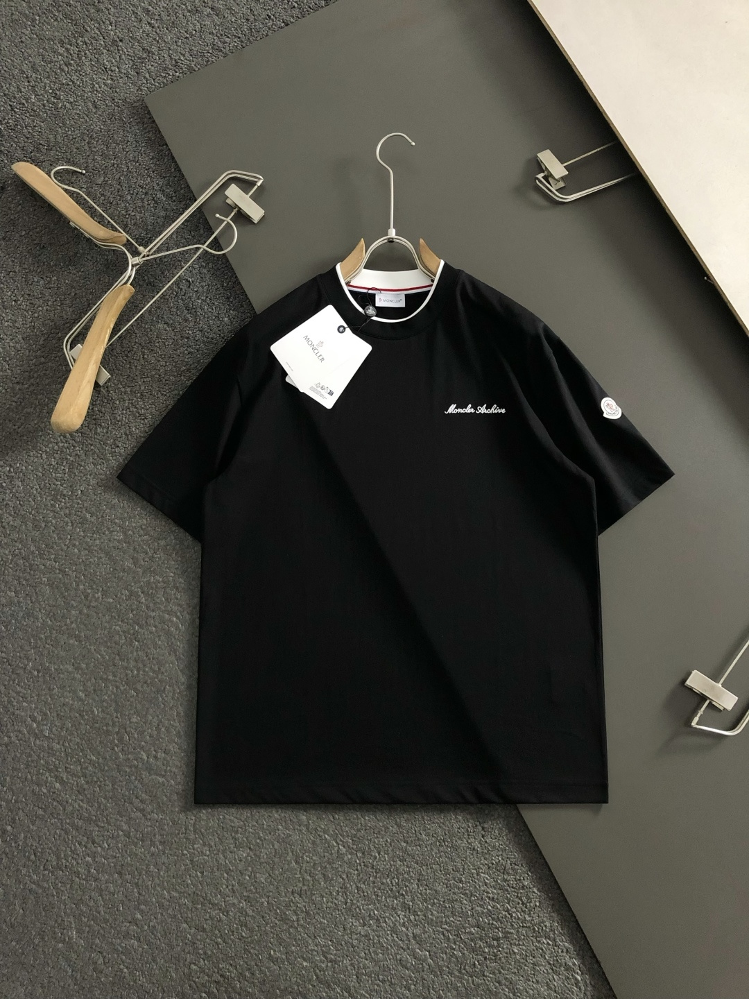 Mon 码数S-XL 2026春夏短袖，以双层领口主调，巧妙融入字母刺绣元素，打破传统短袖的单调感，彰显