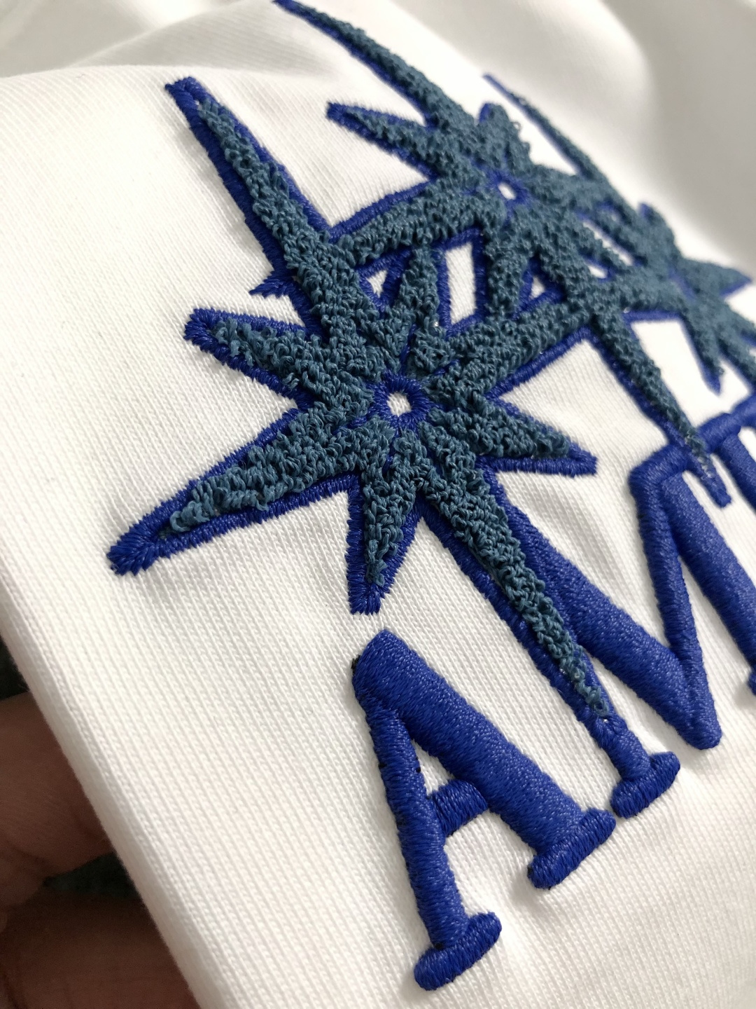 AM*卡码拍小S-Xl2026春夏短袖，以重工星星线绣为主调，巧妙融入最新立体绣字母撞色流行元素，打破传