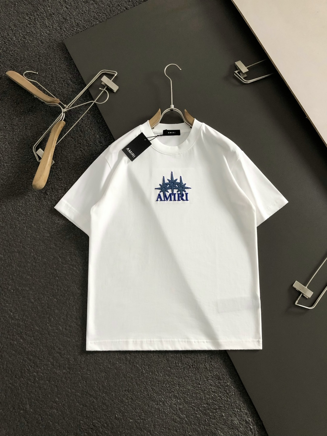 AM*卡码拍小S-Xl2026春夏短袖，以重工星星线绣为主调，巧妙融入最新立体绣字母撞色流行元素，打破传