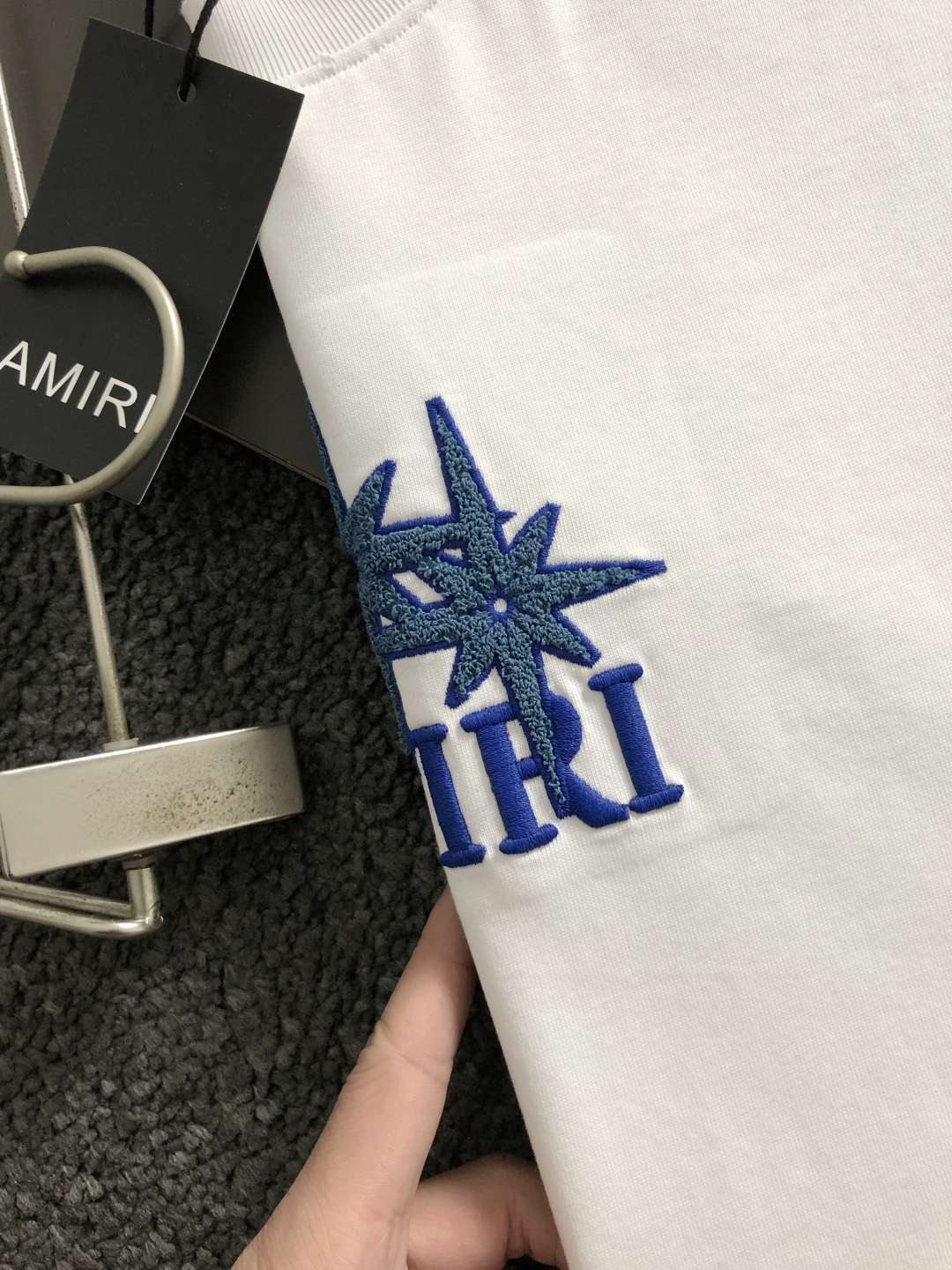 AM*卡码拍小S-Xl2026春夏短袖，以重工星星线绣为主调，巧妙融入最新立体绣字母撞色流行元素，打破传