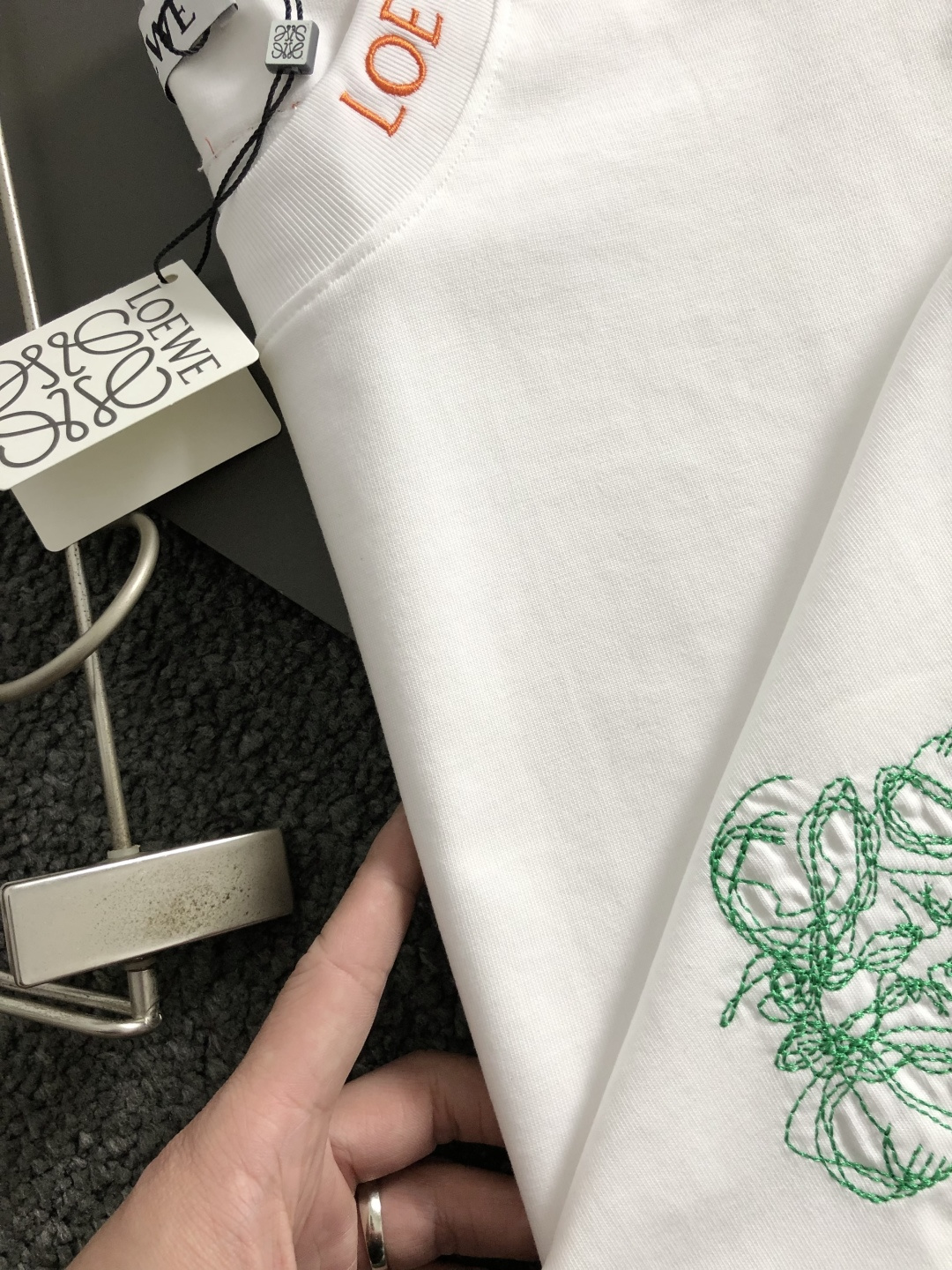 low卡码拍小S-Xl2026春夏短袖，以重工彩色线绣为主调，巧妙融入领口字母刺绣最新流行元素，打破传统