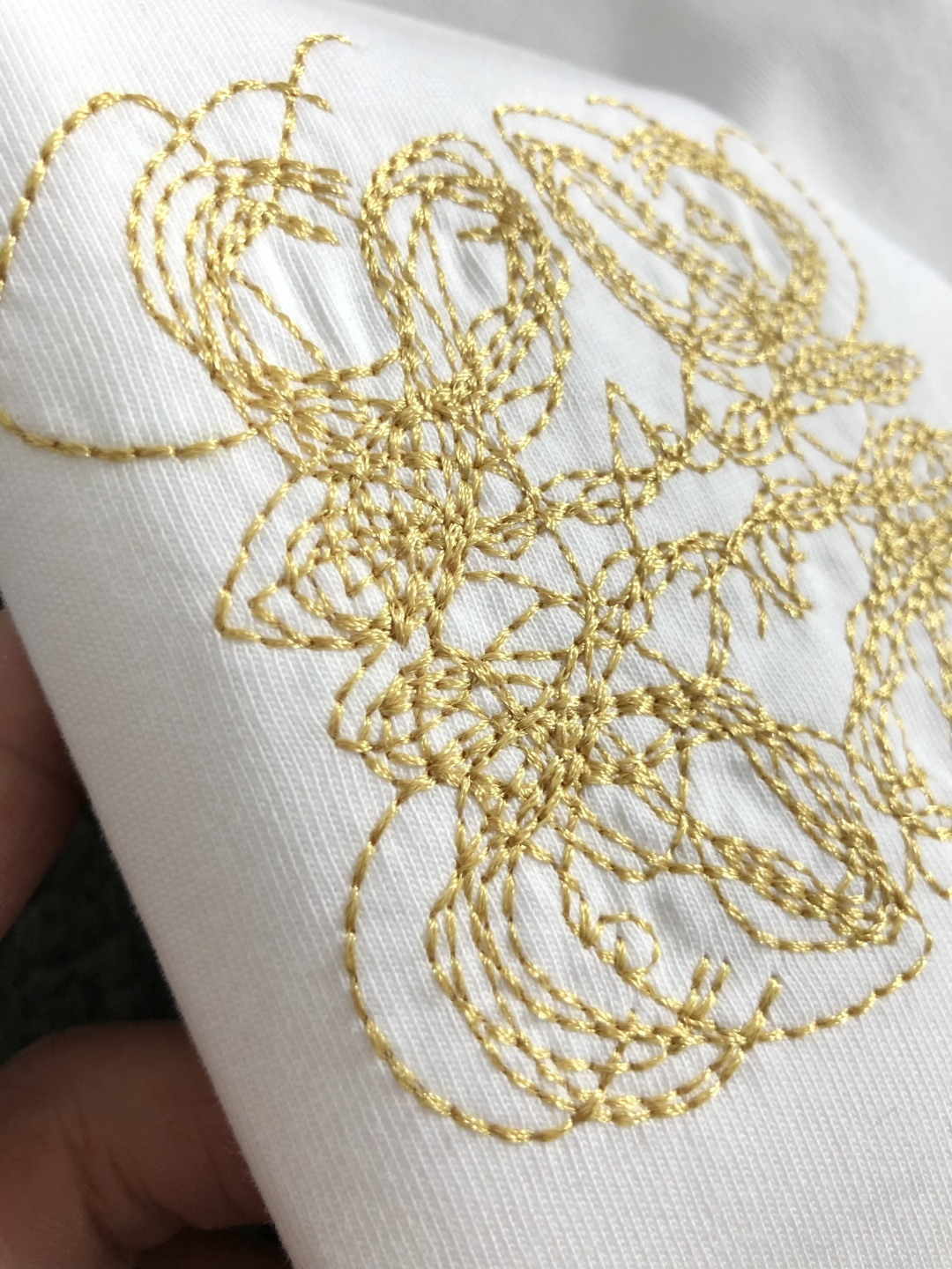 low卡码拍小S-Xl2026春夏短袖，以重工彩色线绣为主调，巧妙融入领口字母刺绣最新流行元素，打破传统