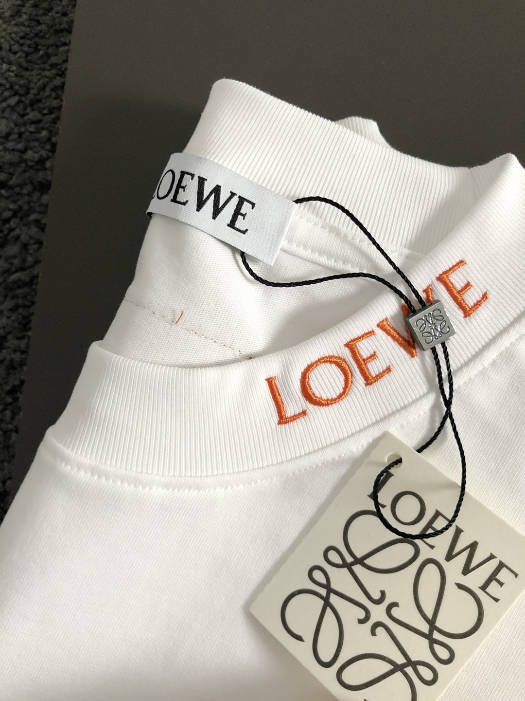 low卡码拍小S-Xl2026春夏短袖，以重工彩色线绣为主调，巧妙融入领口字母刺绣最新流行元素，打破传统