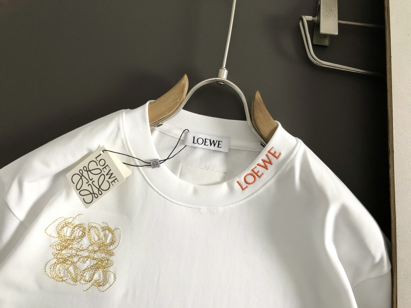 low卡码拍小S-Xl2026春夏短袖，以重工彩色线绣为主调，巧妙融入领口字母刺绣最新流行元素，打破传统