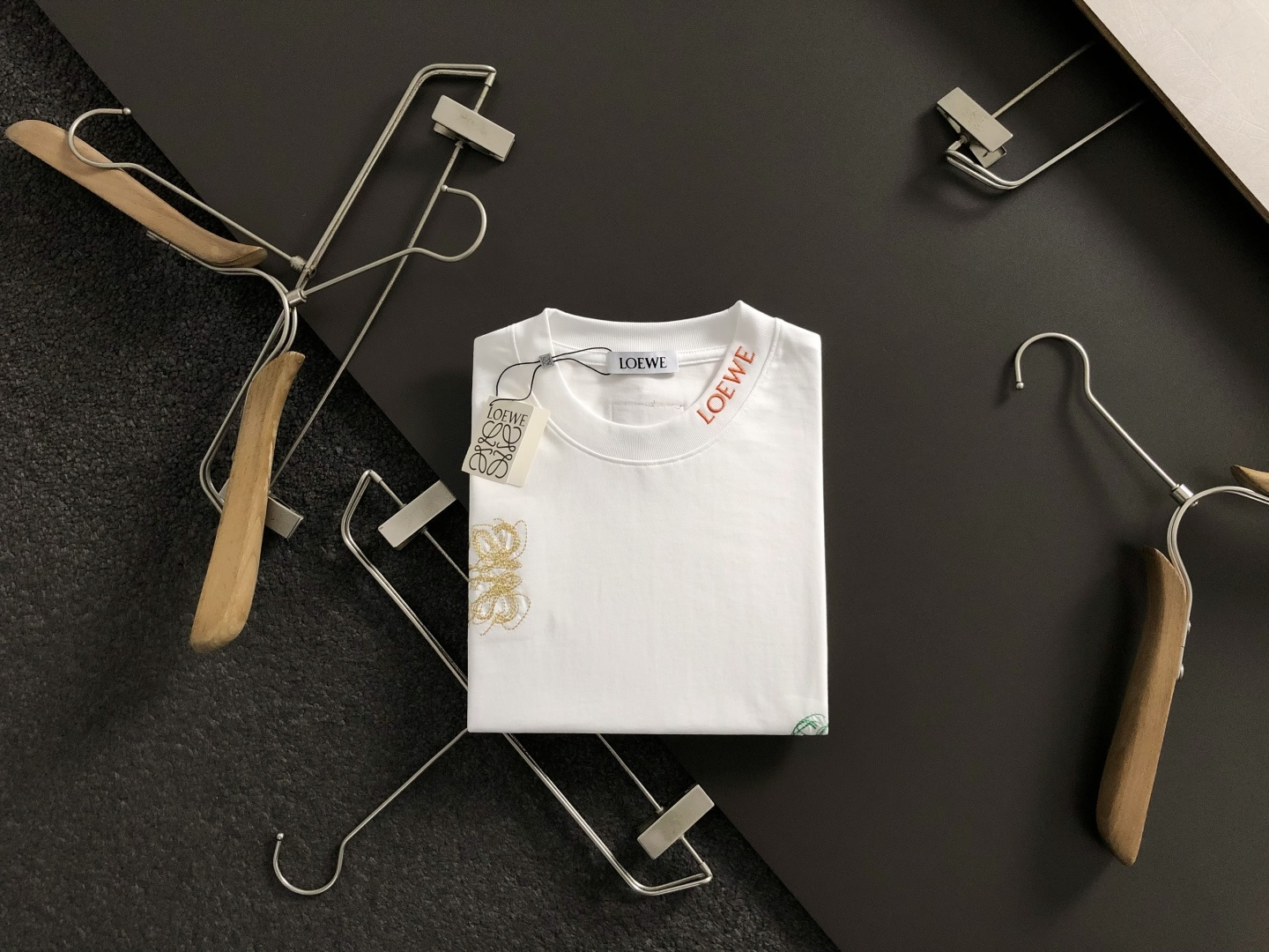 low卡码拍小S-Xl2026春夏短袖，以重工彩色线绣为主调，巧妙融入领口字母刺绣最新流行元素，打破传统