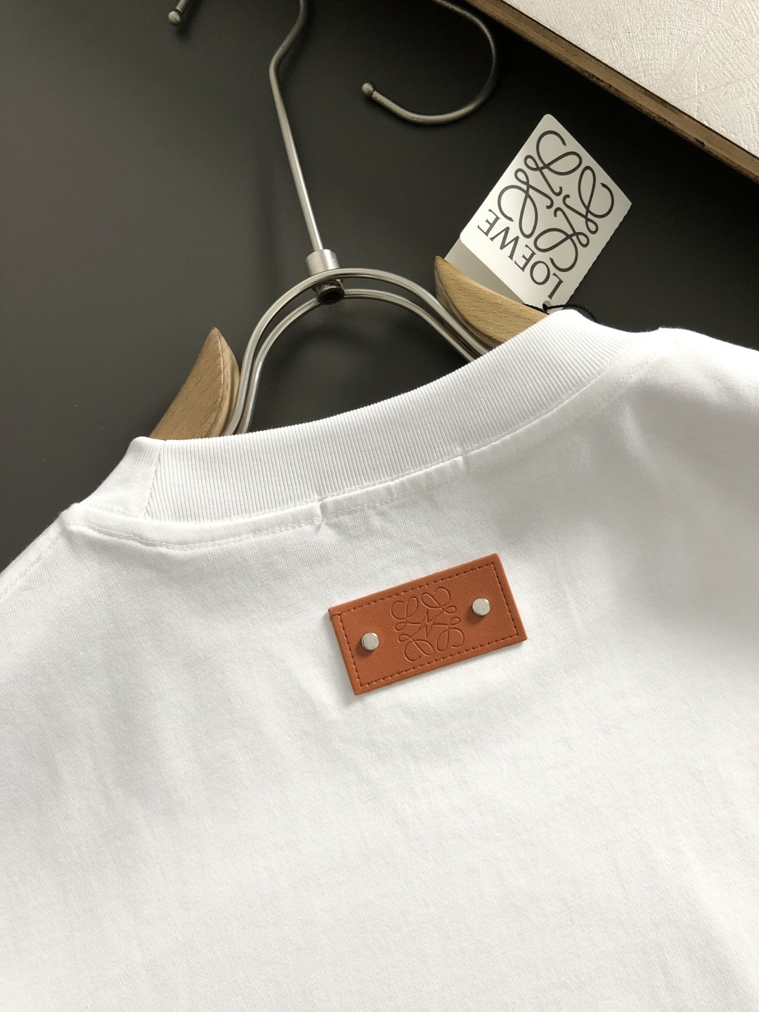 low卡码拍小S-Xl2026春夏短袖，以重工彩色线绣为主调，巧妙融入领口字母刺绣最新流行元素，打破传统