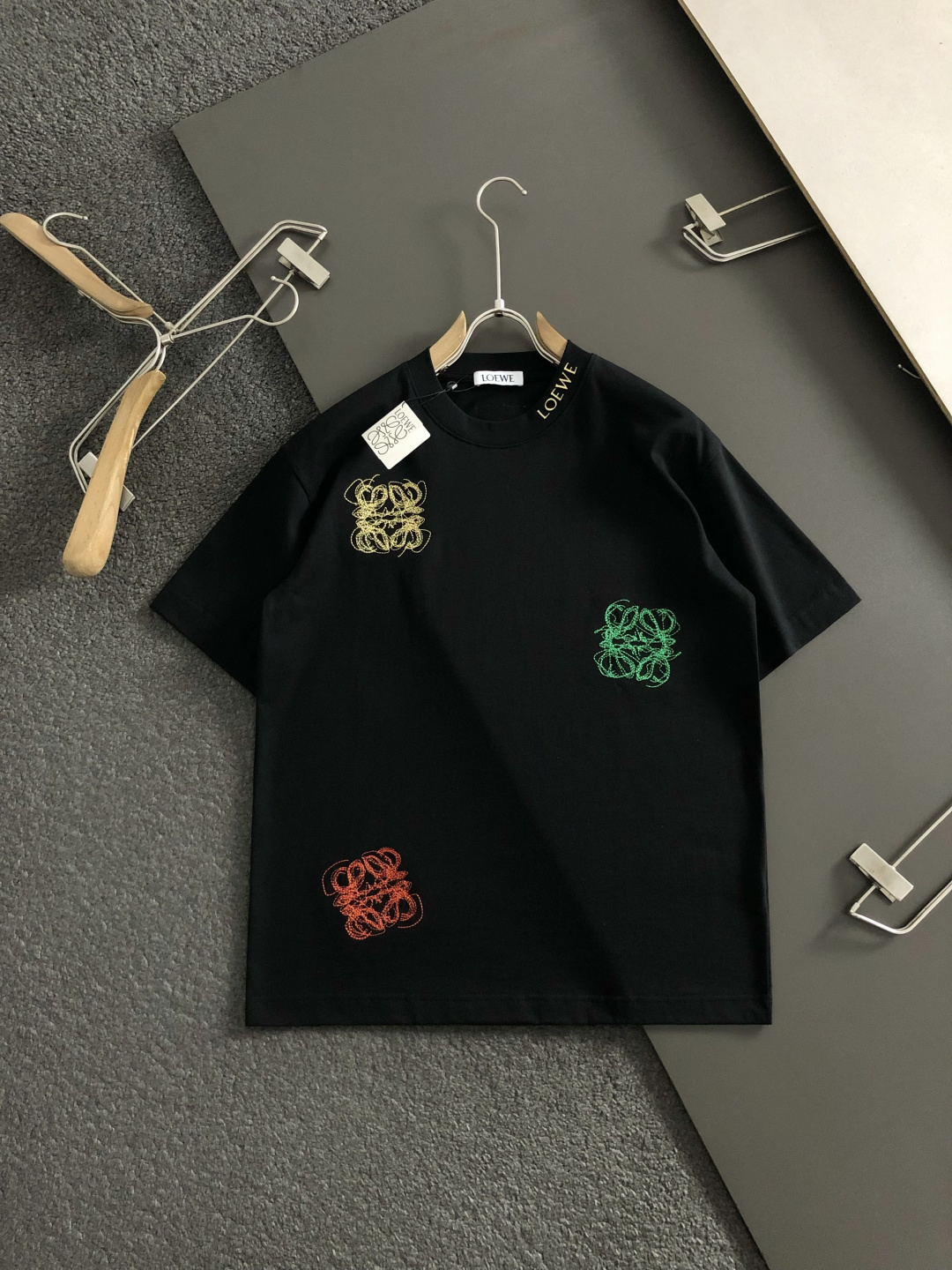 low卡码拍小S-Xl2026春夏短袖，以重工彩色线绣为主调，巧妙融入领口字母刺绣最新流行元素，打破传统