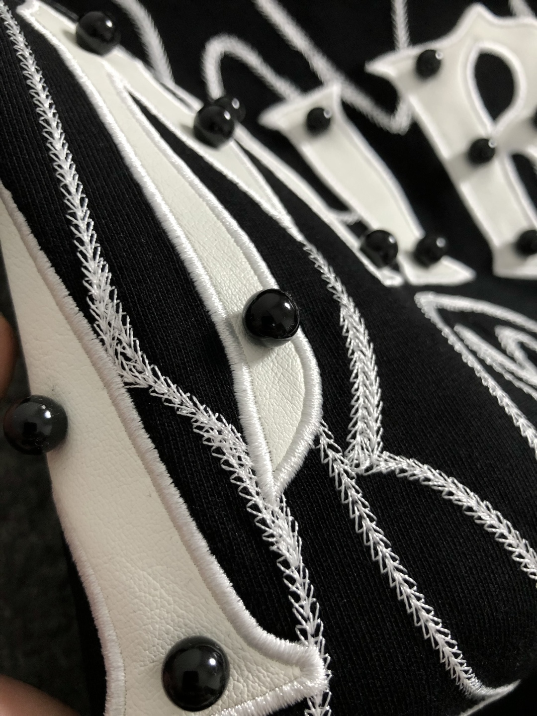 AM*卡码拍小S-Xl2026春夏短袖，以重工贴皮绣融合珍珠装饰为主调，巧妙融入最新立体线绣字母撞色流行