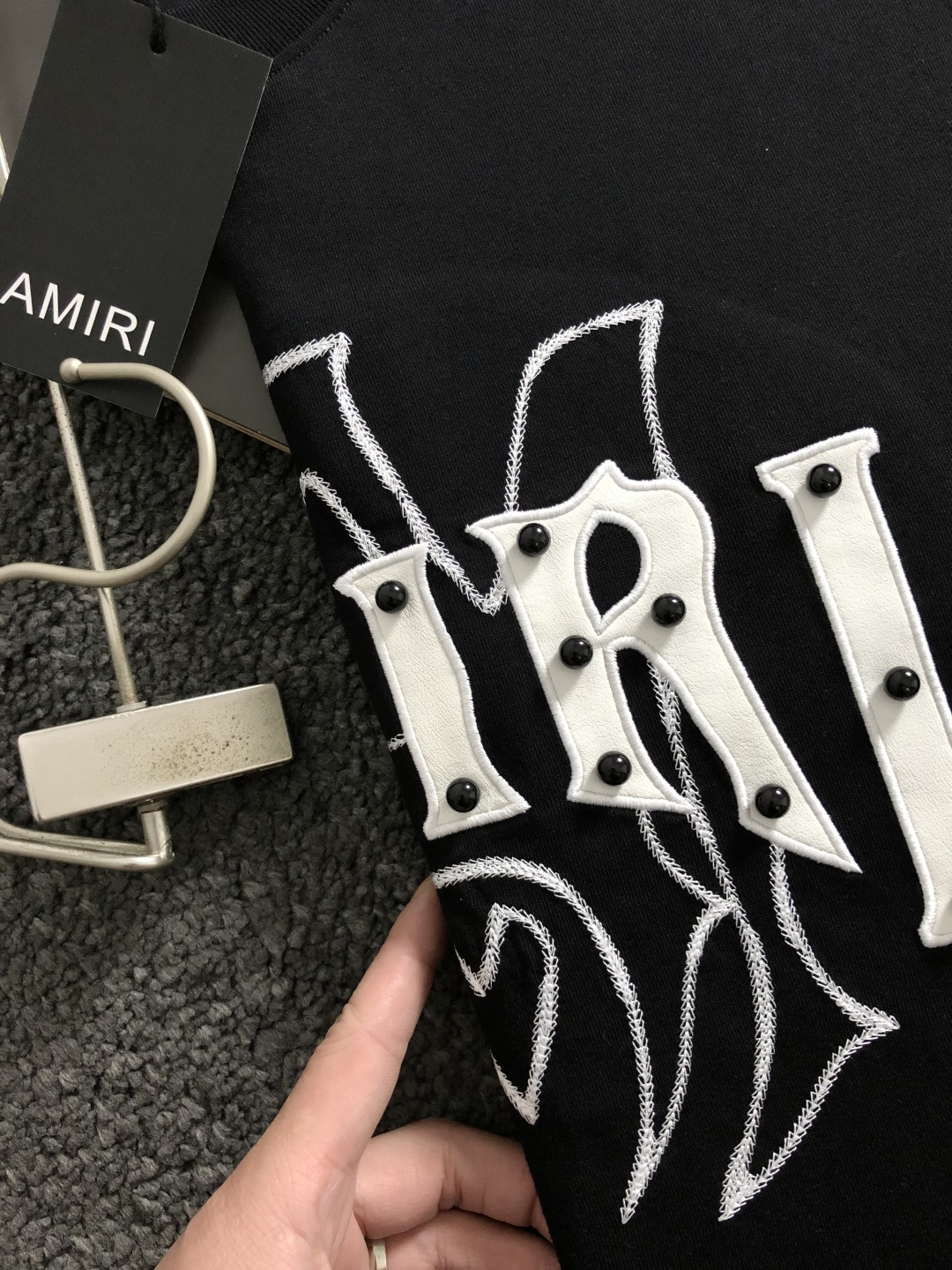 AM*卡码拍小S-Xl2026春夏短袖，以重工贴皮绣融合珍珠装饰为主调，巧妙融入最新立体线绣字母撞色流行