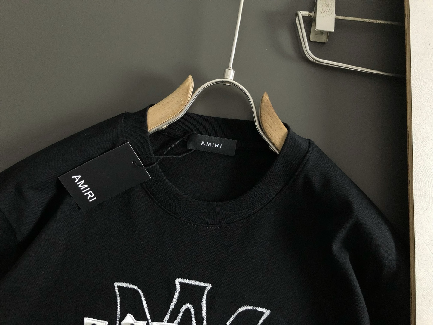 AM*卡码拍小S-Xl2026春夏短袖，以重工贴皮绣融合珍珠装饰为主调，巧妙融入最新立体线绣字母撞色流行