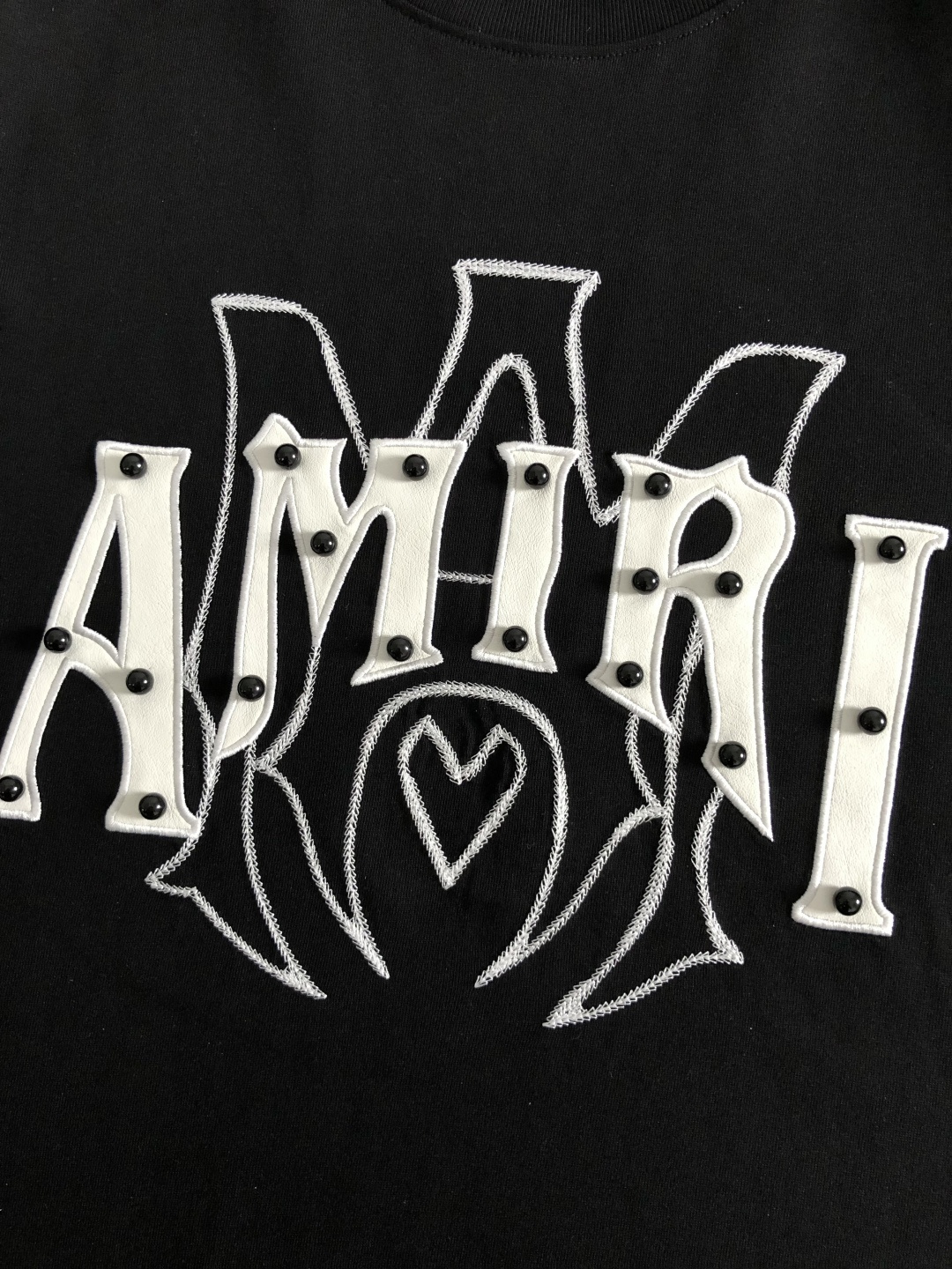 AM*卡码拍小S-Xl2026春夏短袖，以重工贴皮绣融合珍珠装饰为主调，巧妙融入最新立体线绣字母撞色流行