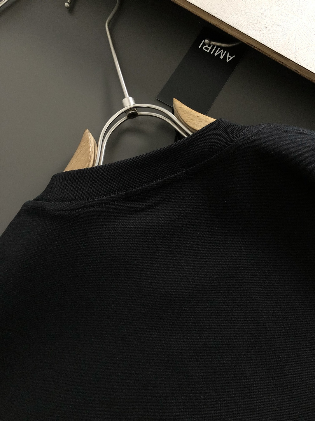 AM*卡码拍小S-Xl2026春夏短袖，以重工贴皮绣融合珍珠装饰为主调，巧妙融入最新立体线绣字母撞色流行