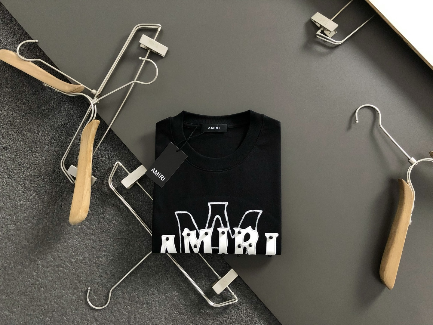 AM*卡码拍小S-Xl2026春夏短袖，以重工贴皮绣融合珍珠装饰为主调，巧妙融入最新立体线绣字母撞色流行